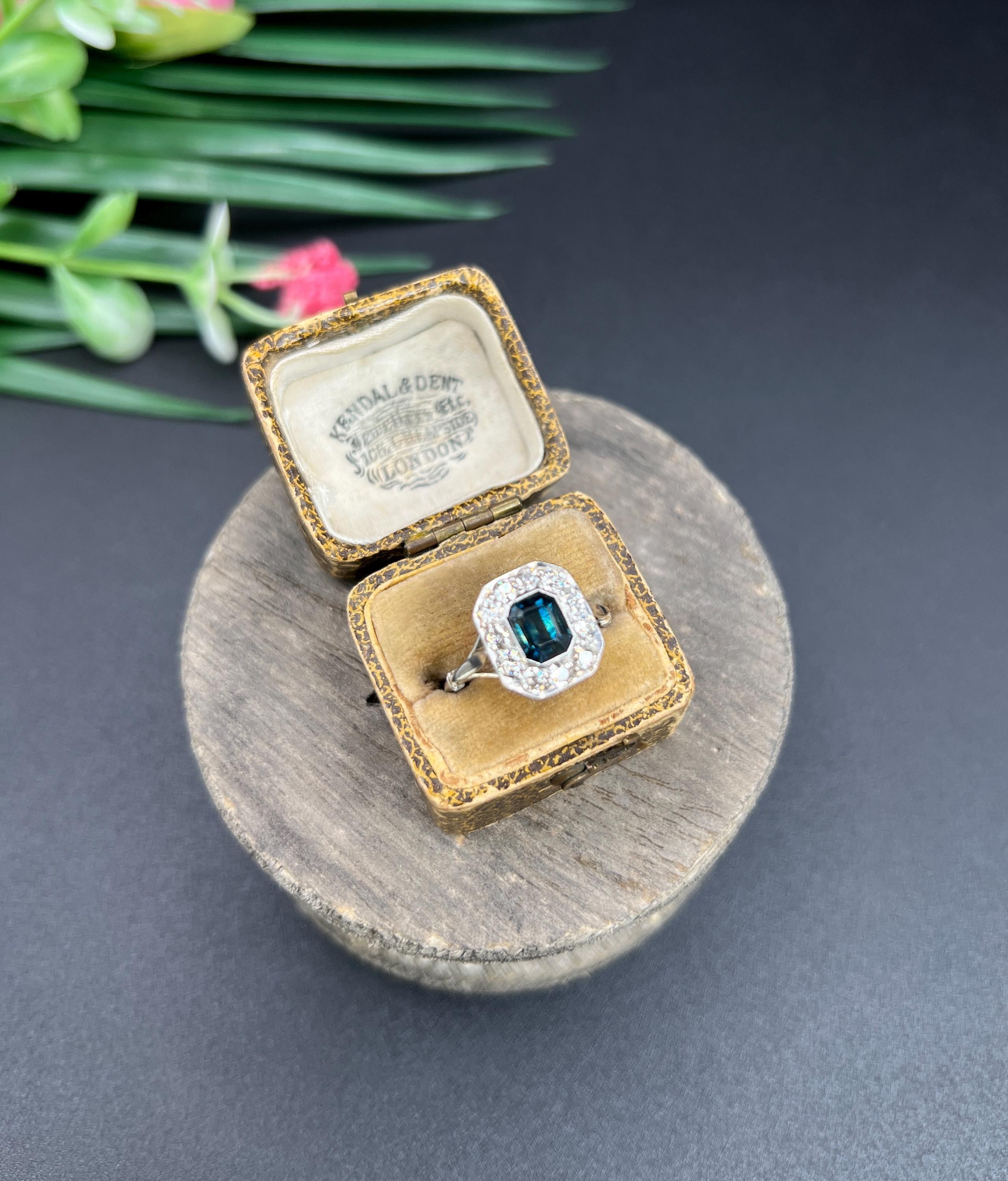 Bague ancienne en or blanc 18ct et platine, Art déco, saphir et diamant en grappe en vente 2