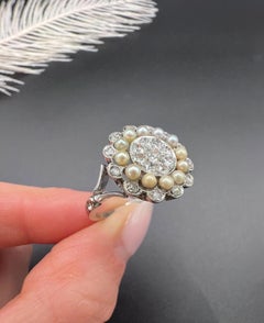 Anello antico in oro bianco 18 carati e platino, con diamanti e perle a grappolo