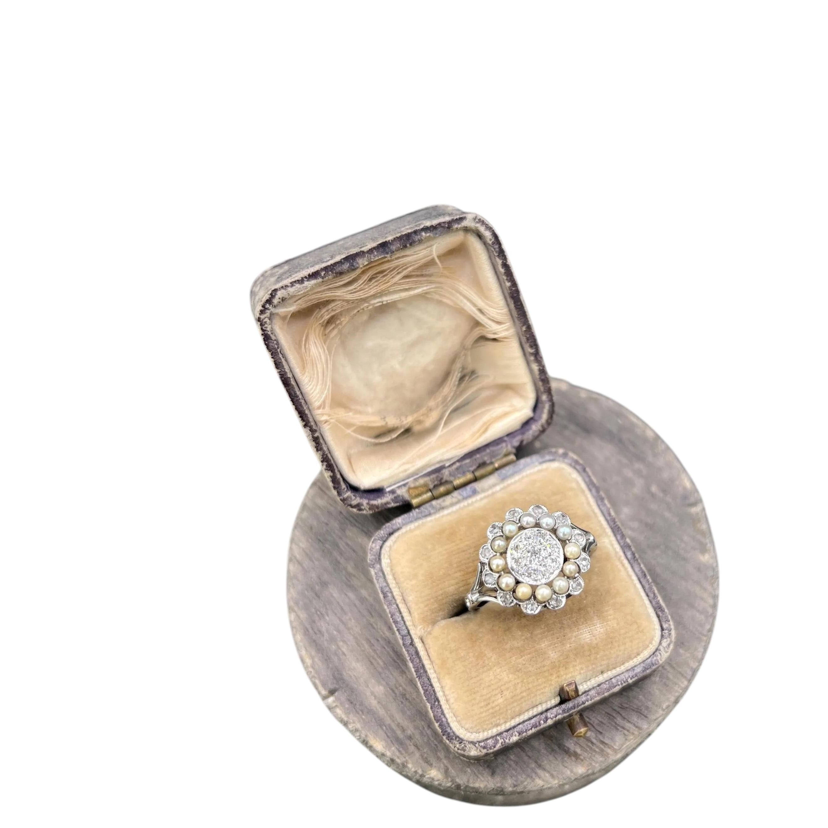 Anello antico in oro bianco 18 carati e platino, con diamanti e perle a grappolo