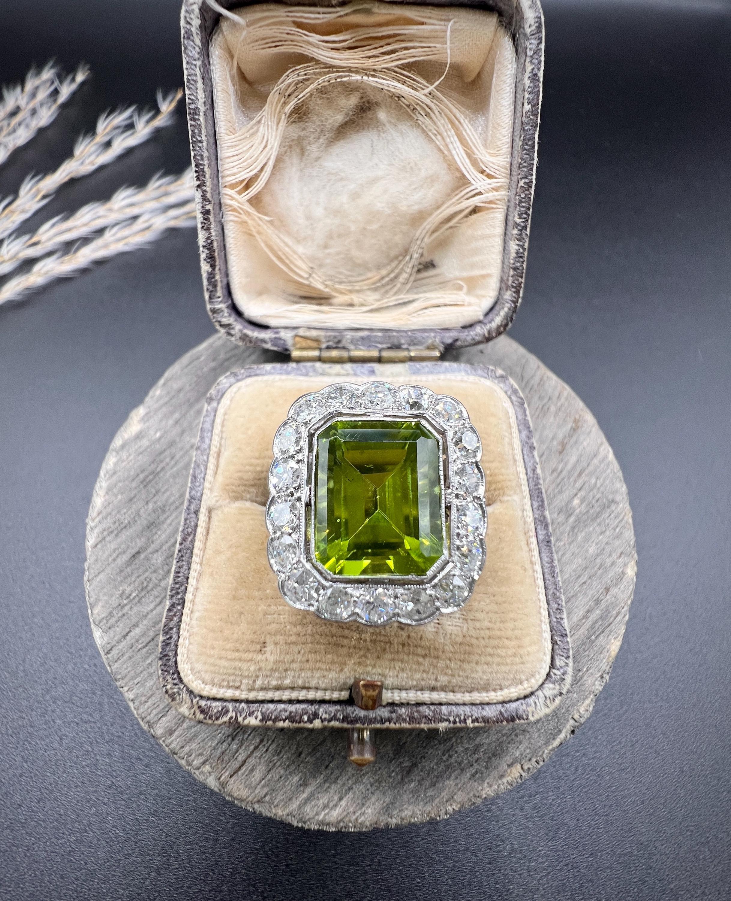 Bague ancienne de style édouardien en or blanc 18ct et platine avec péridot et halo de diamants Unisexe en vente