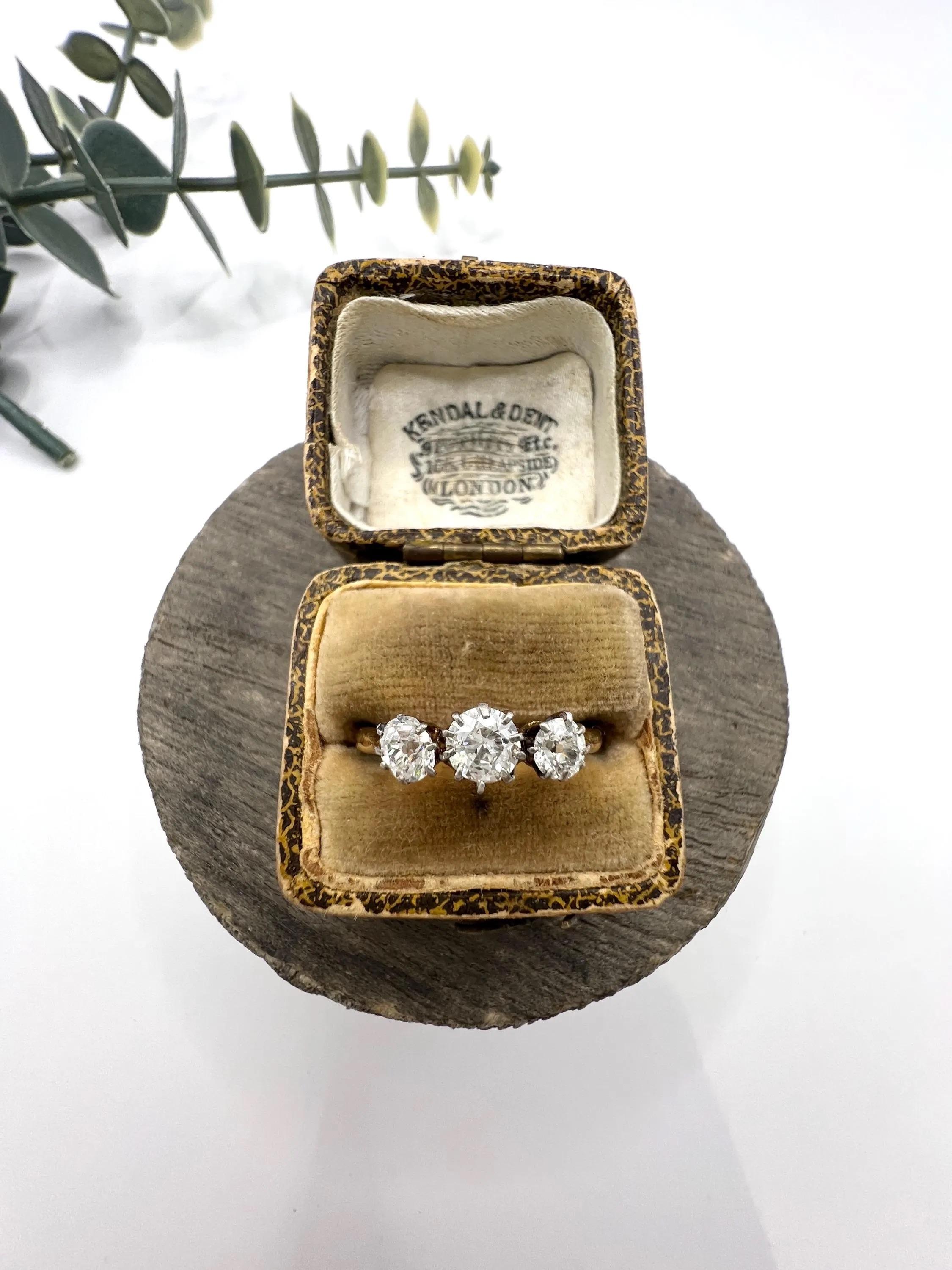 Bague d'antiquités diamant 

Or jaune 18ct estampillé

Circa 1920s

Entrez dans un monde d'élégance vintage avec cette superbe bague à trois pierres, véritable témoignage de l'art des années 1920. Sertie dans un luxueux or jaune 18ct, cette pièce