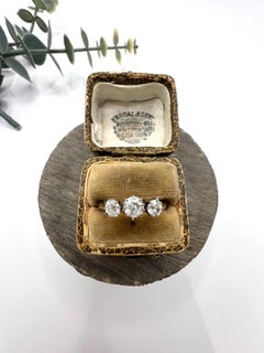 Antiguo anillo trilogía de tres piedras con diamantes de 0,85 quilates en oro amarillo de 18 quilates de la década de 1920