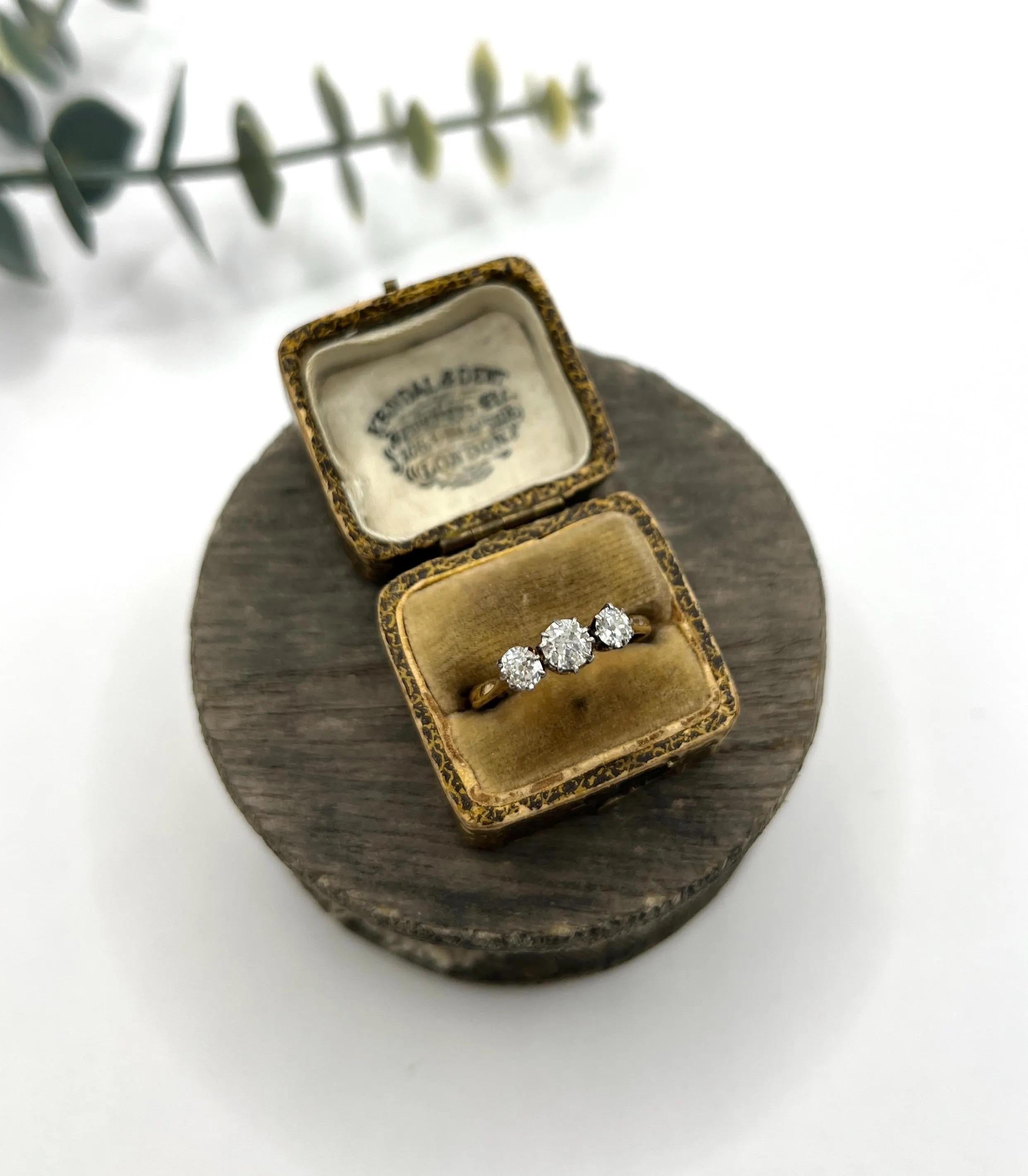 Taille brillant Bague ancienne en or jaune 18ct, 1920, à trois pierres et diamant de 0,85 carat en vente