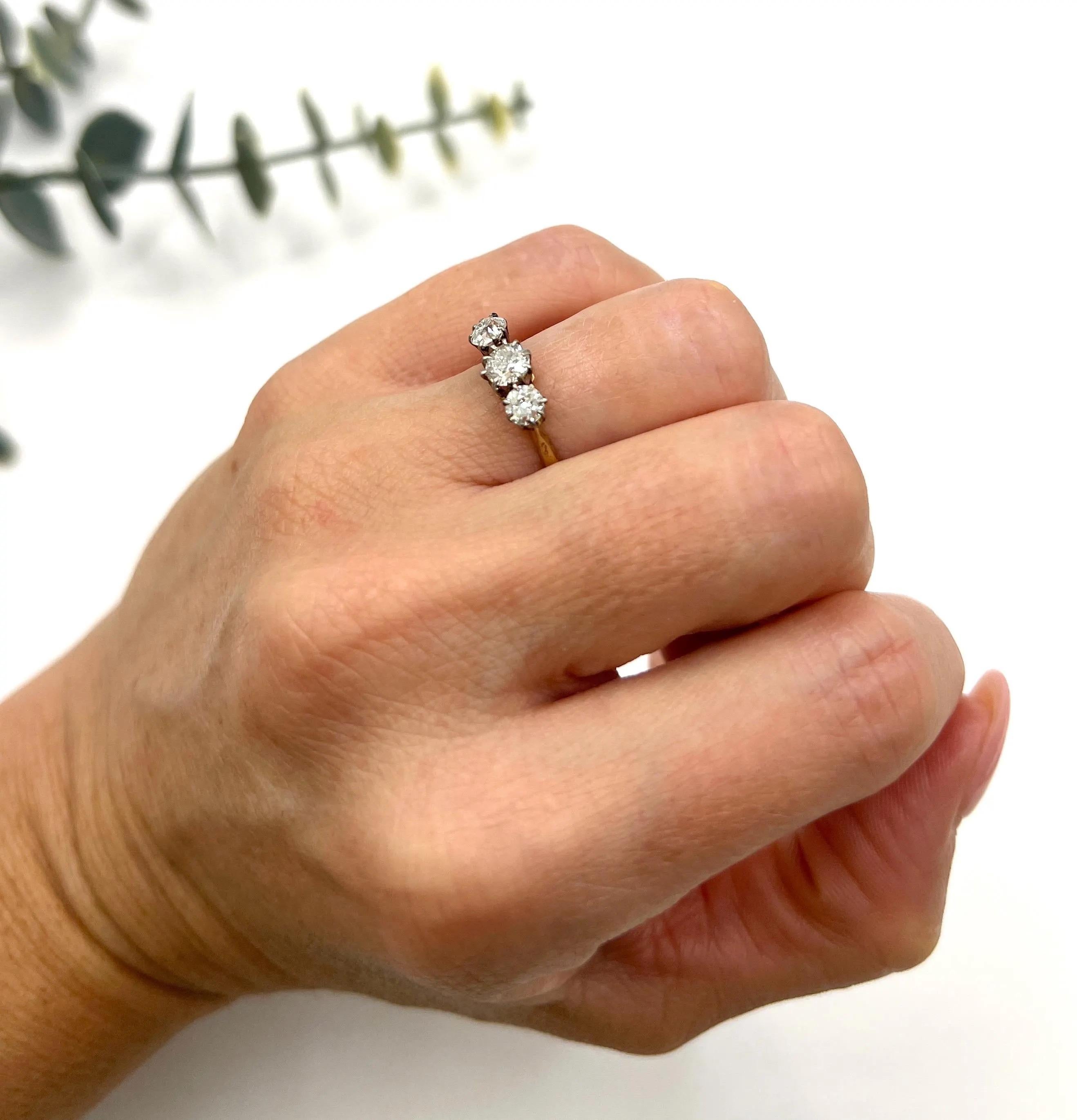 Bague ancienne en or jaune 18ct, 1920, à trois pierres et diamant de 0,85 carat Bon état - En vente à Brighton, GB