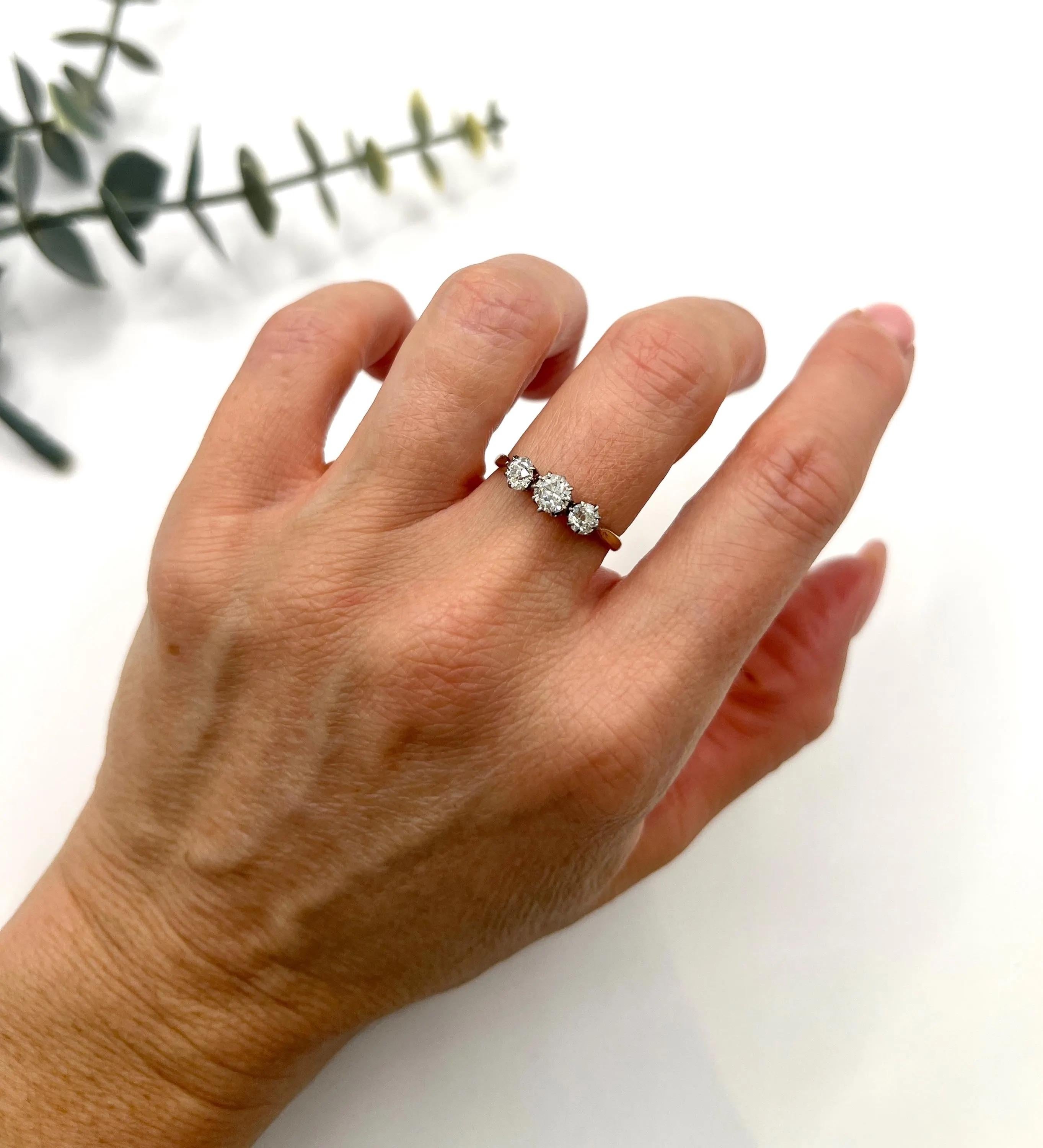 Bague ancienne en or jaune 18ct, 1920, à trois pierres et diamant de 0,85 carat Unisexe en vente