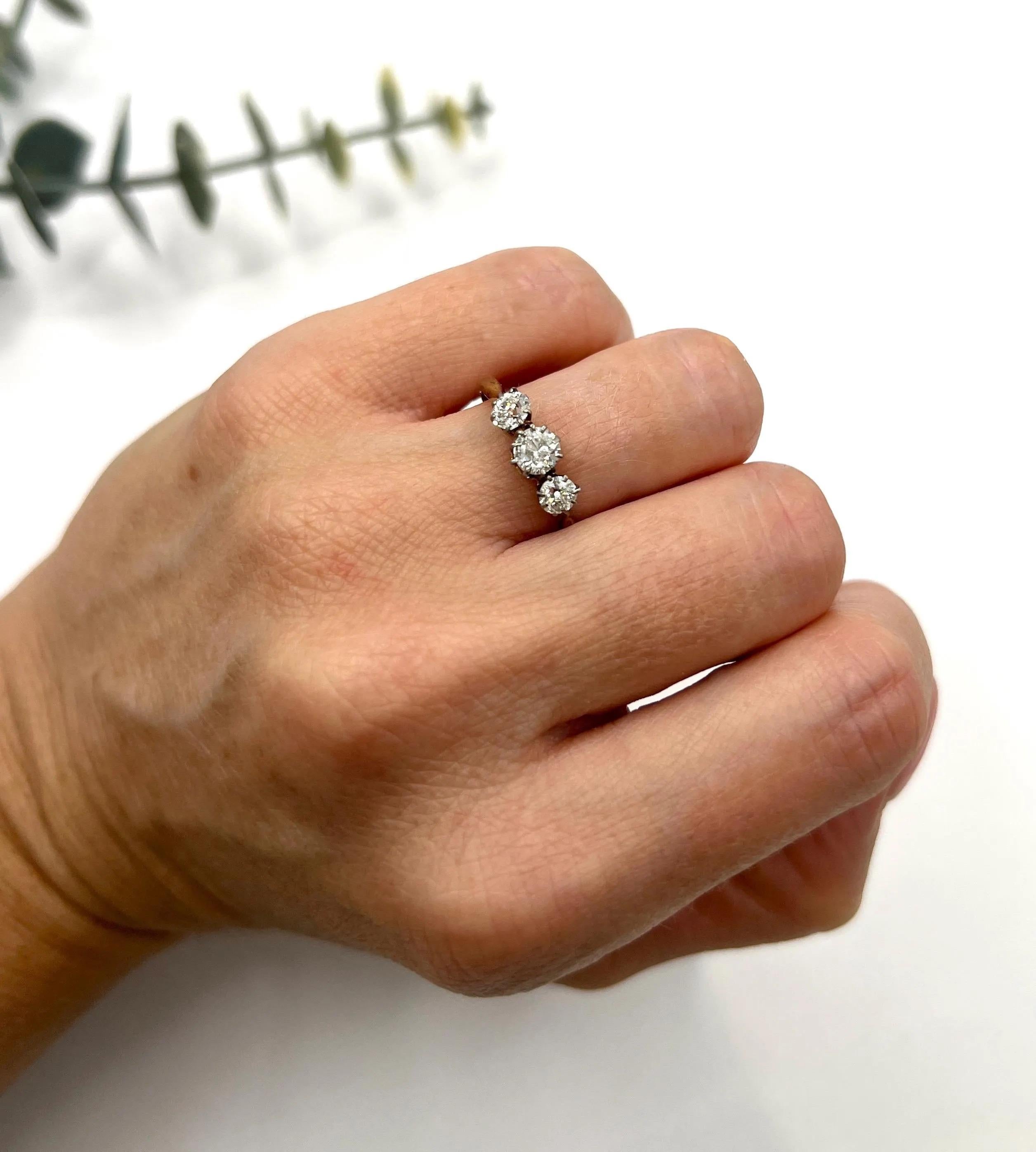 Bague ancienne en or jaune 18ct, 1920, à trois pierres et diamant de 0,85 carat en vente 1