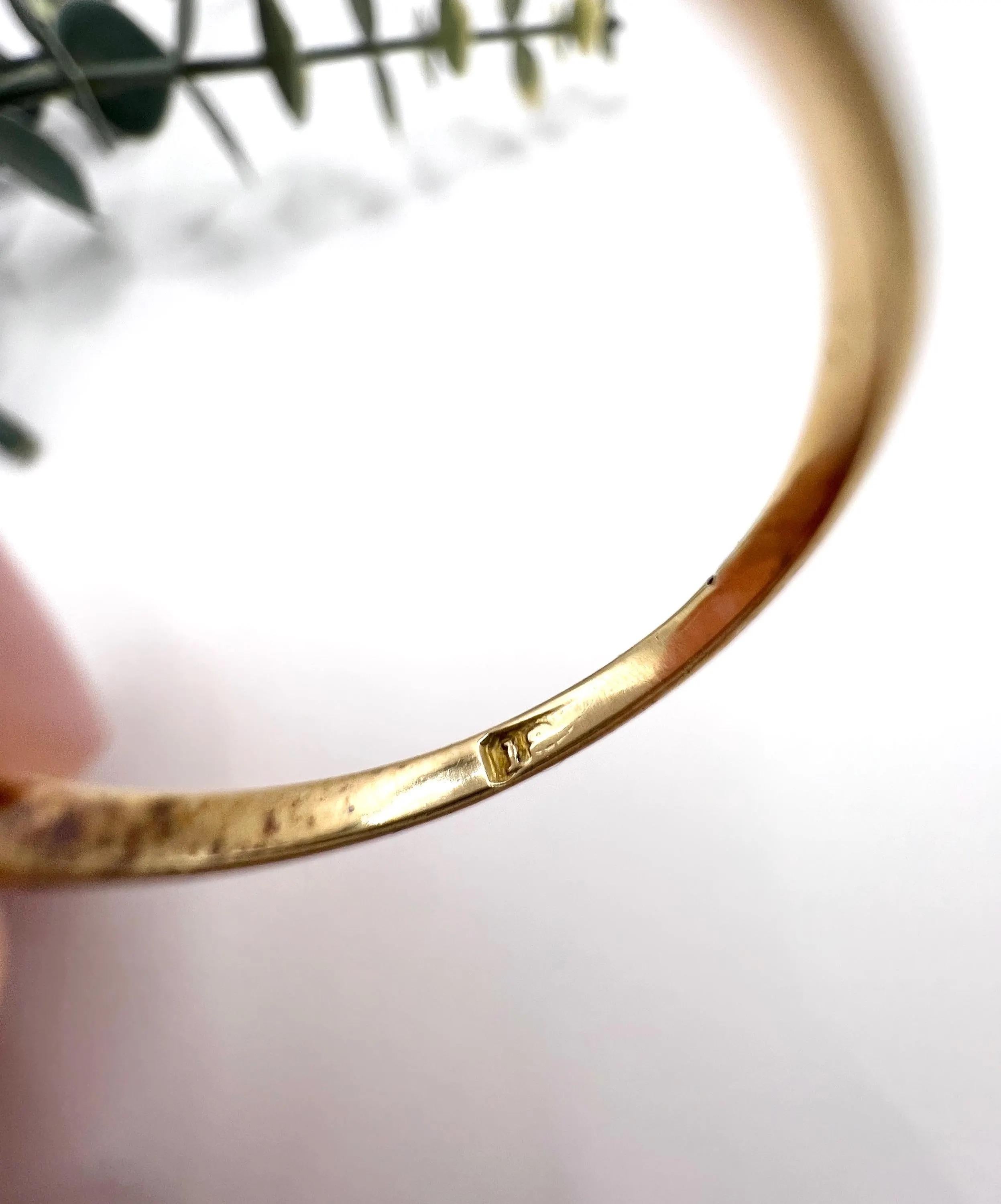 Bague ancienne en or jaune 18ct, 1920, à trois pierres et diamant de 0,85 carat en vente 2