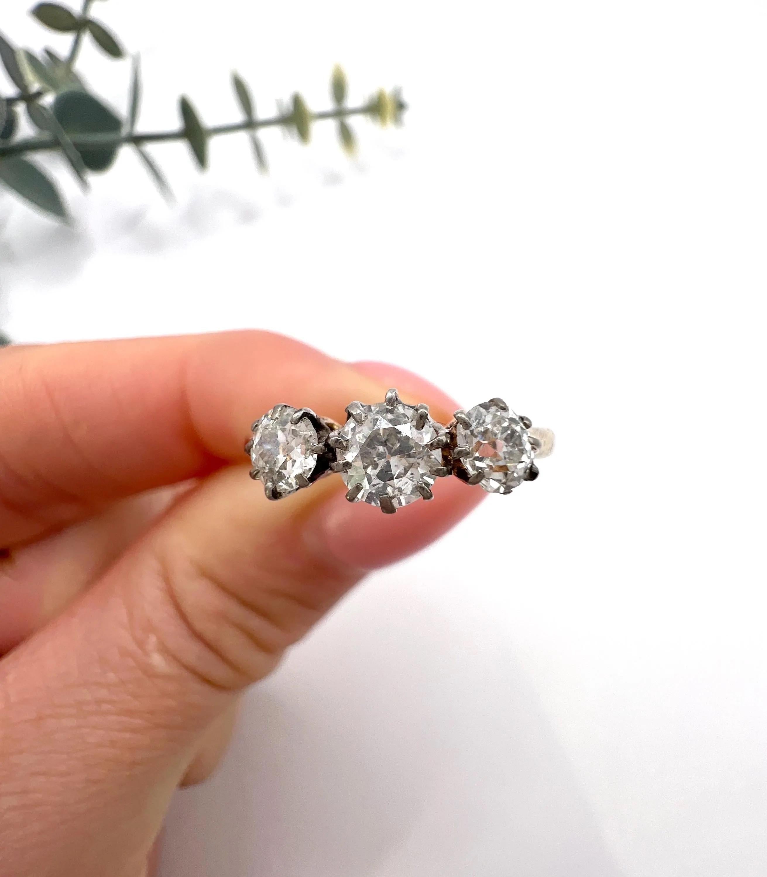 Bague ancienne en or jaune 18ct, 1920, à trois pierres et diamant de 0,85 carat en vente 3