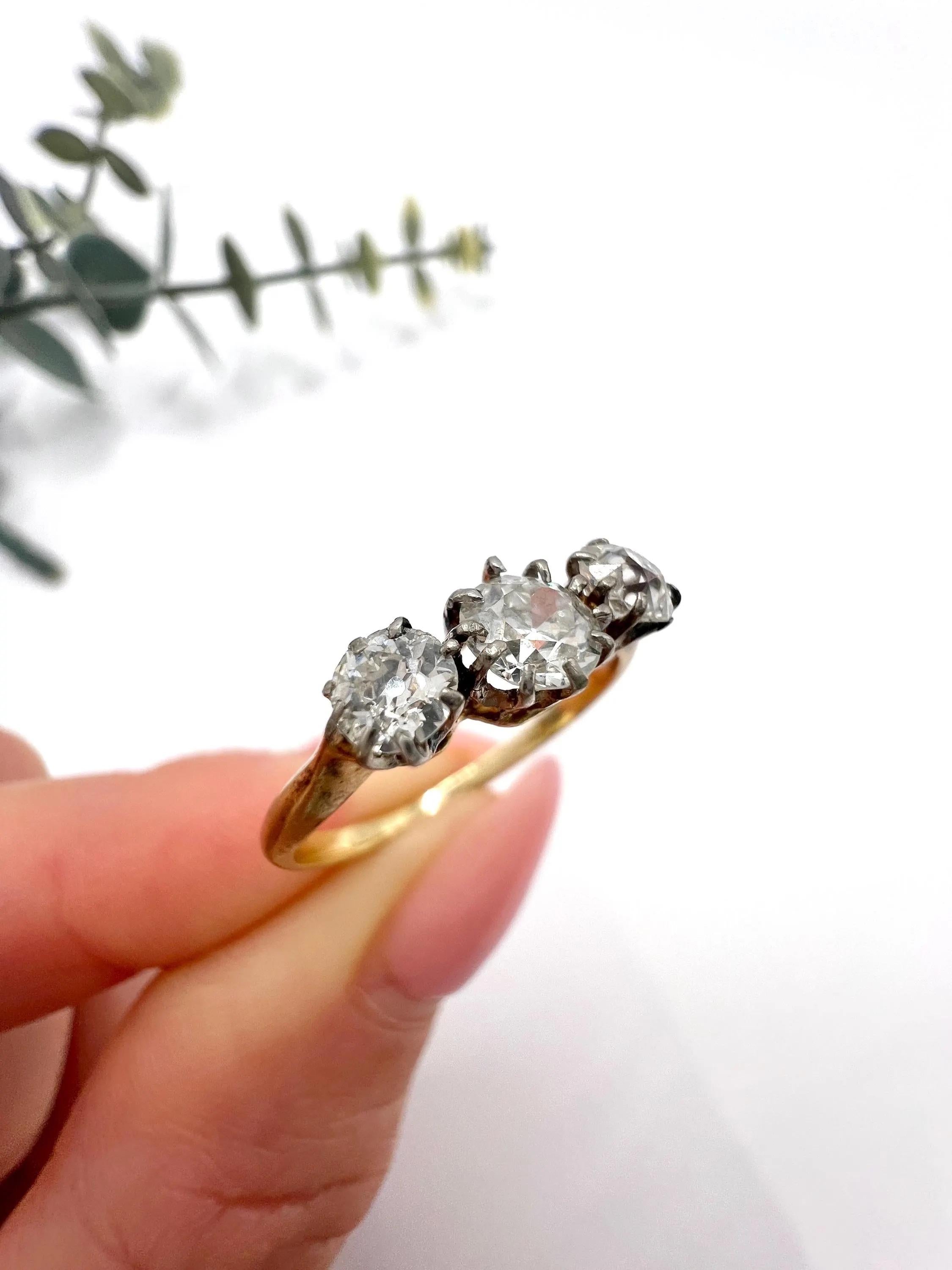 Bague ancienne en or jaune 18ct, 1920, à trois pierres et diamant de 0,85 carat en vente 4