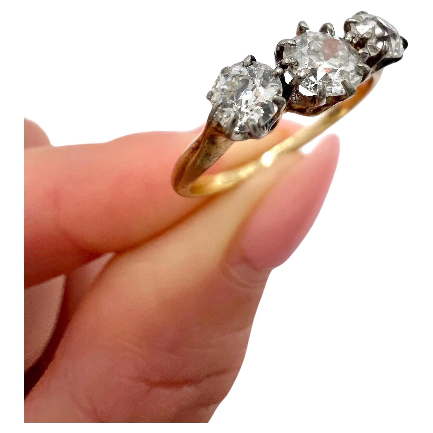 Bague ancienne en or jaune 18ct, 1920, à trois pierres et diamant de 0,85 carat
