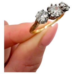 Bague ancienne en or jaune 18ct, 1920, à trois pierres et diamant de 0,85 carat