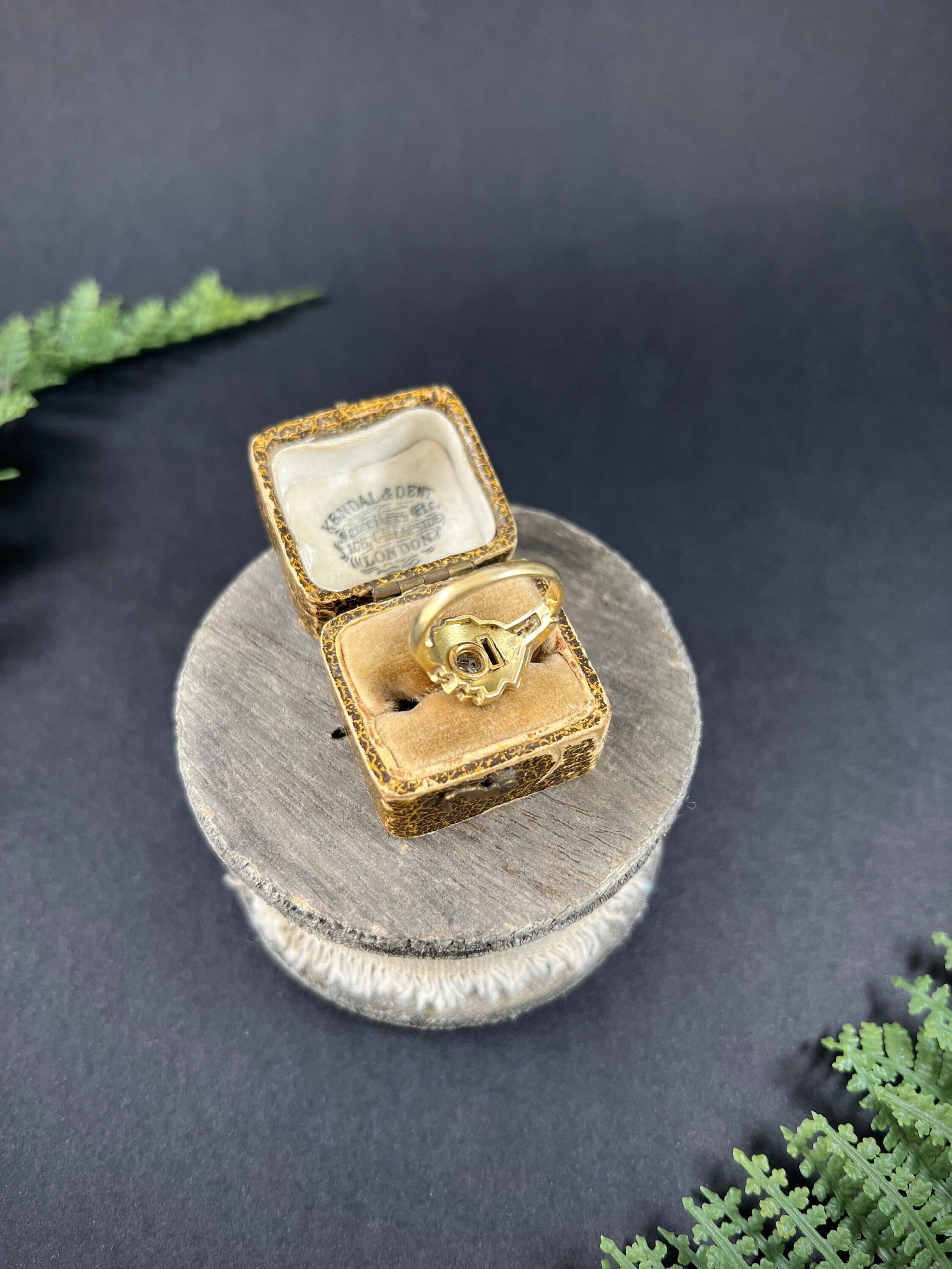 Antique 18ct Yellow Gold, 1920s Art Deco Sapphire & Diamond Geometric Ring For Sale 3