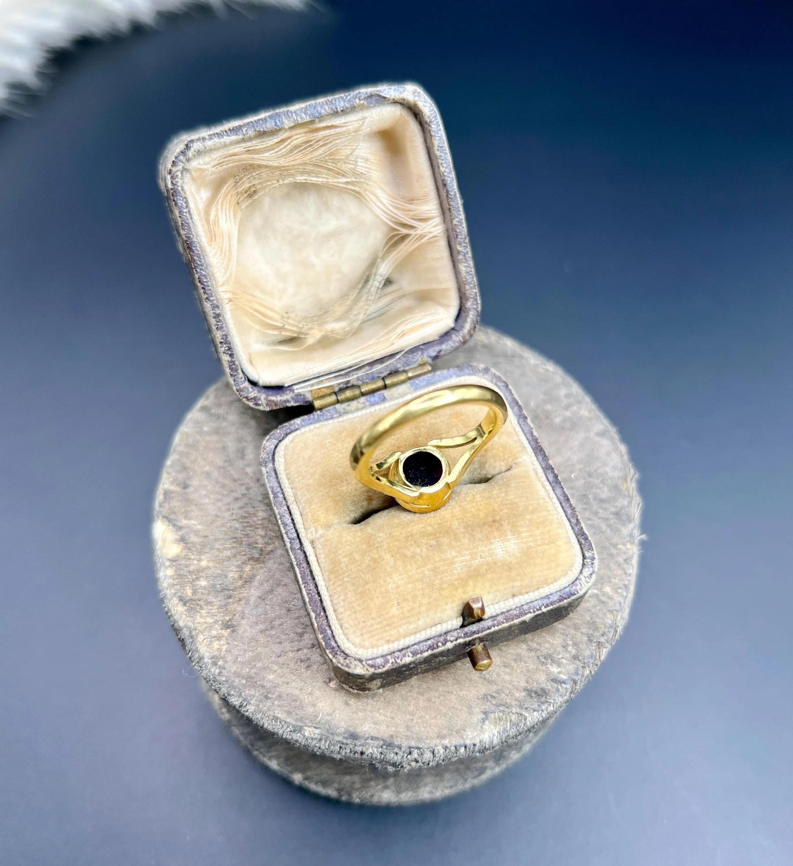 Antique 18ct Yellow Gold, 1920s Cabochon Amethyst Ring with Split Shoulders For Sale 7