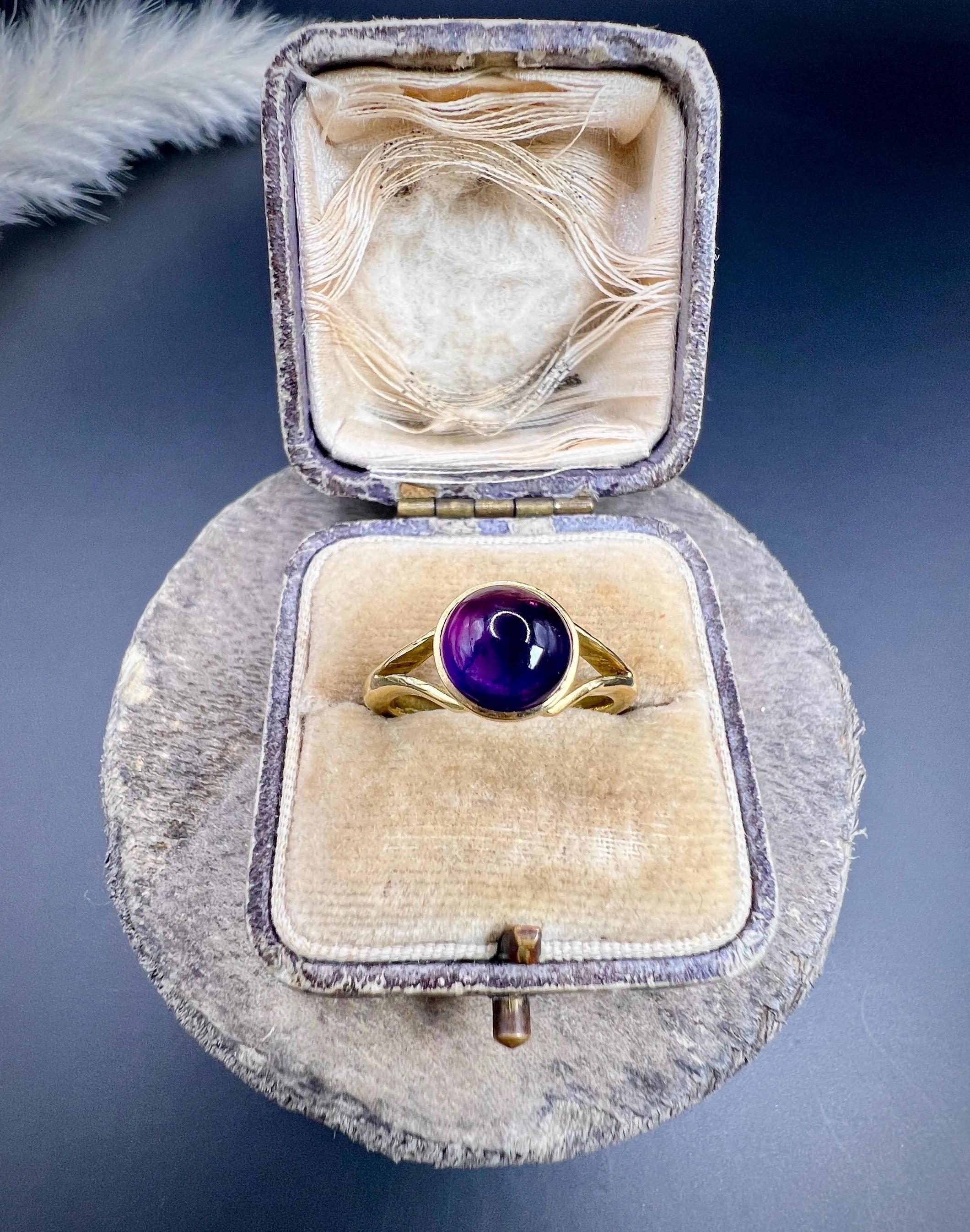 Antique 18ct Yellow Gold, 1920s Cabochon Amethyst Ring with Split Shoulders In Good Condition For Sale In Brighton, GB