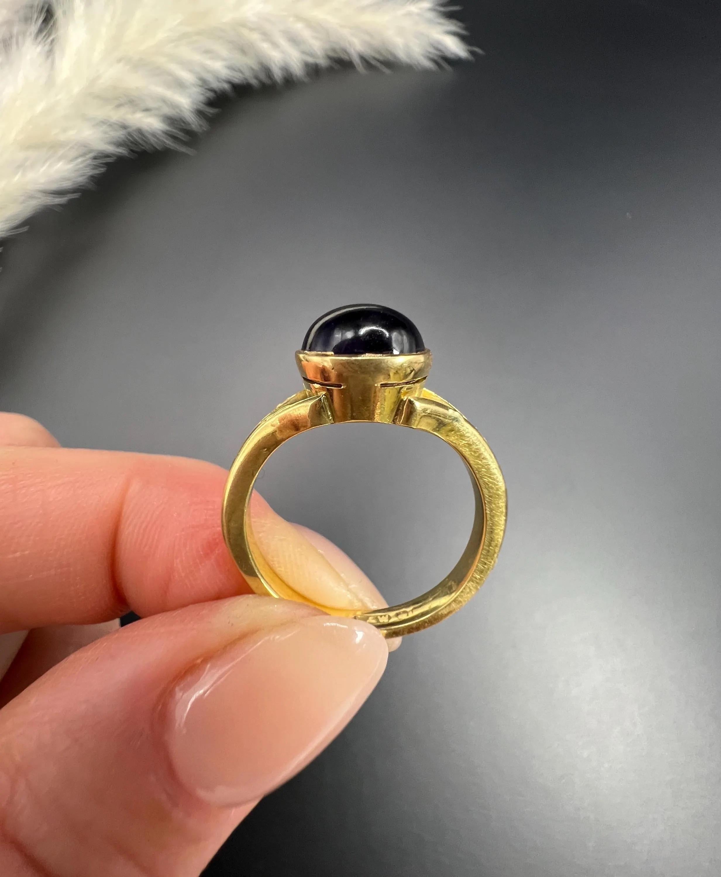 Antique 18ct Yellow Gold, 1920s Cabochon Amethyst Ring with Split Shoulders For Sale 1