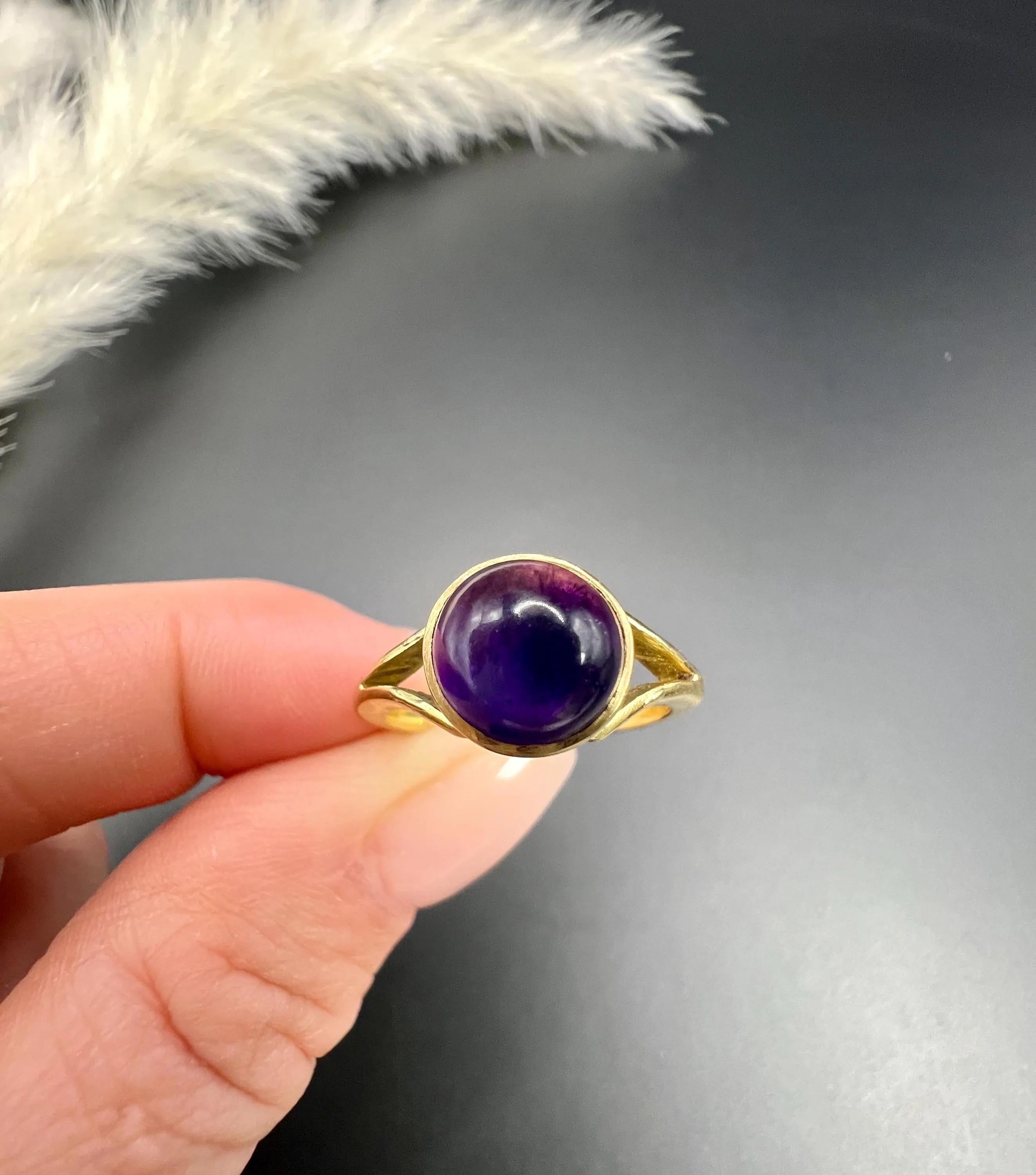Antique 18ct Yellow Gold, 1920s Cabochon Amethyst Ring with Split Shoulders For Sale 2