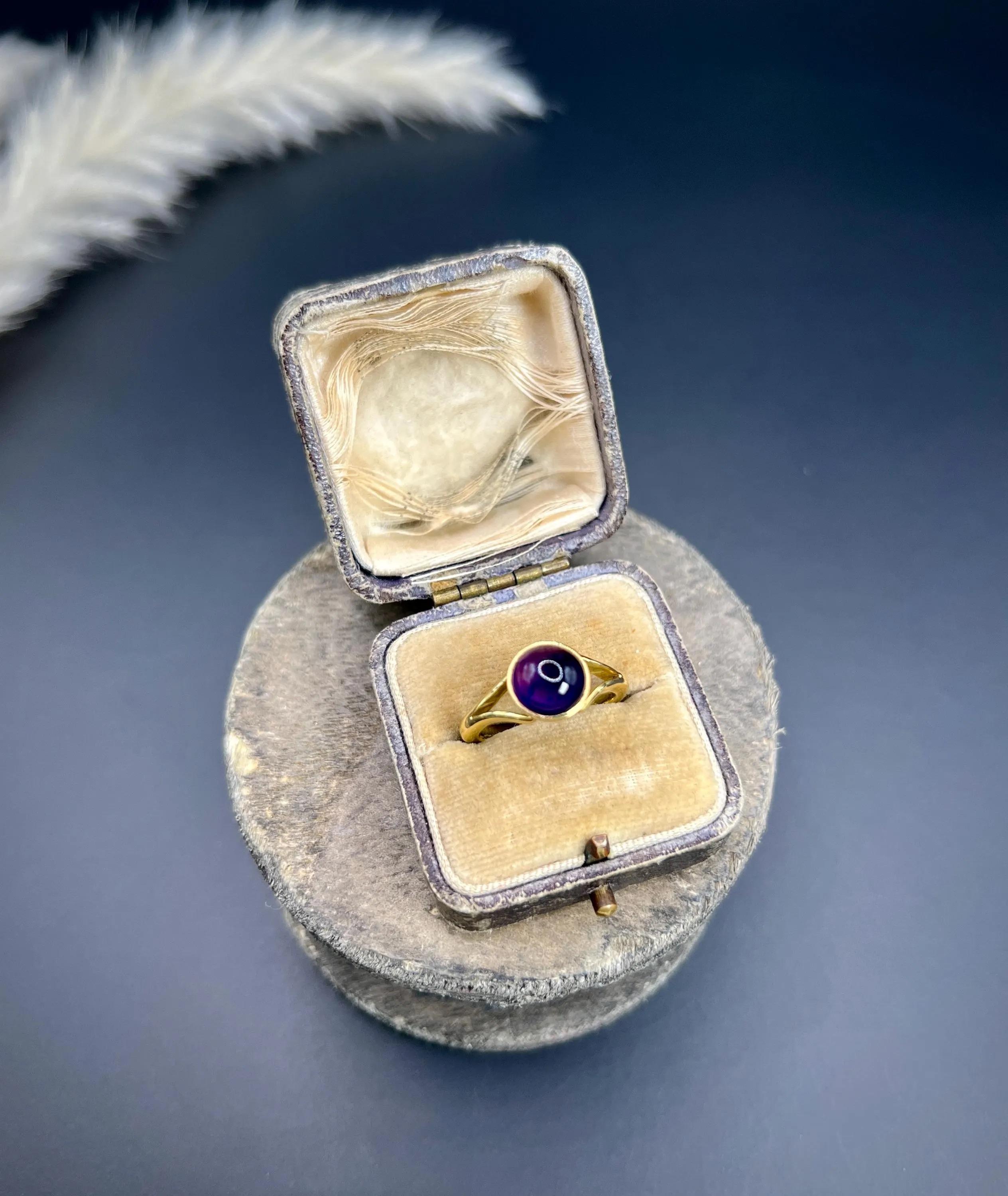 Antique 18ct Yellow Gold, 1920s Cabochon Amethyst Ring with Split Shoulders For Sale 3
