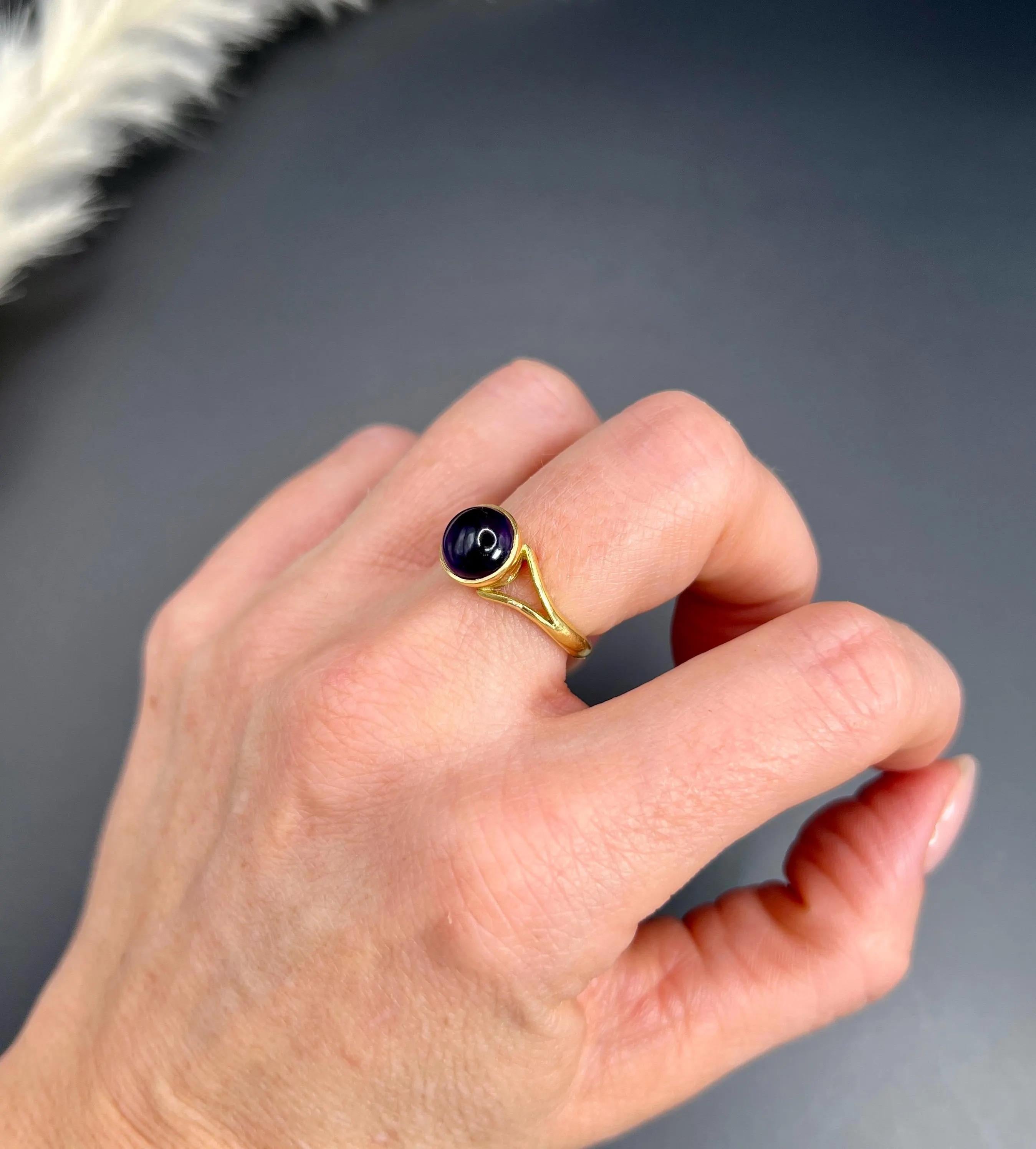 Antique 18ct Yellow Gold, 1920s Cabochon Amethyst Ring with Split Shoulders For Sale 4