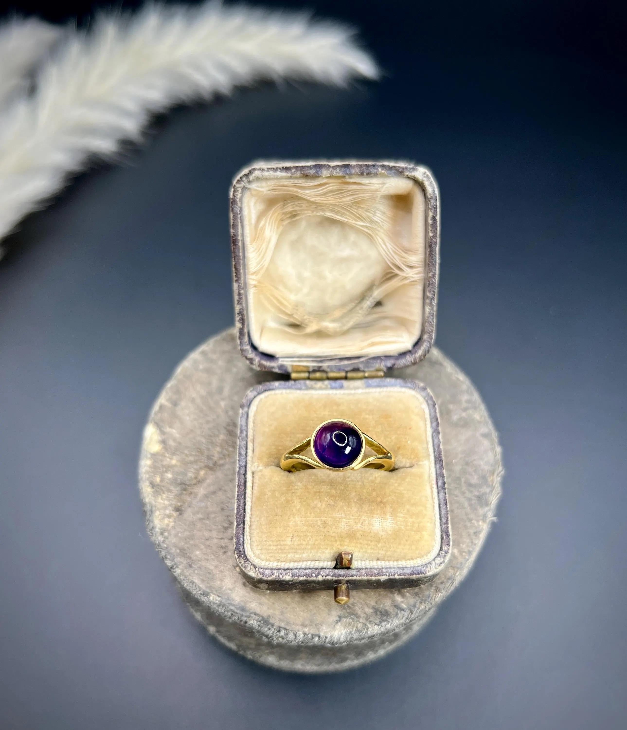 Antique 18ct Yellow Gold, 1920s Cabochon Amethyst Ring with Split Shoulders For Sale 5