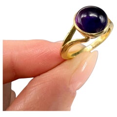Bague ancienne en or jaune 18 carats, améthyste cabochon des années 1920 avec épaules fendues