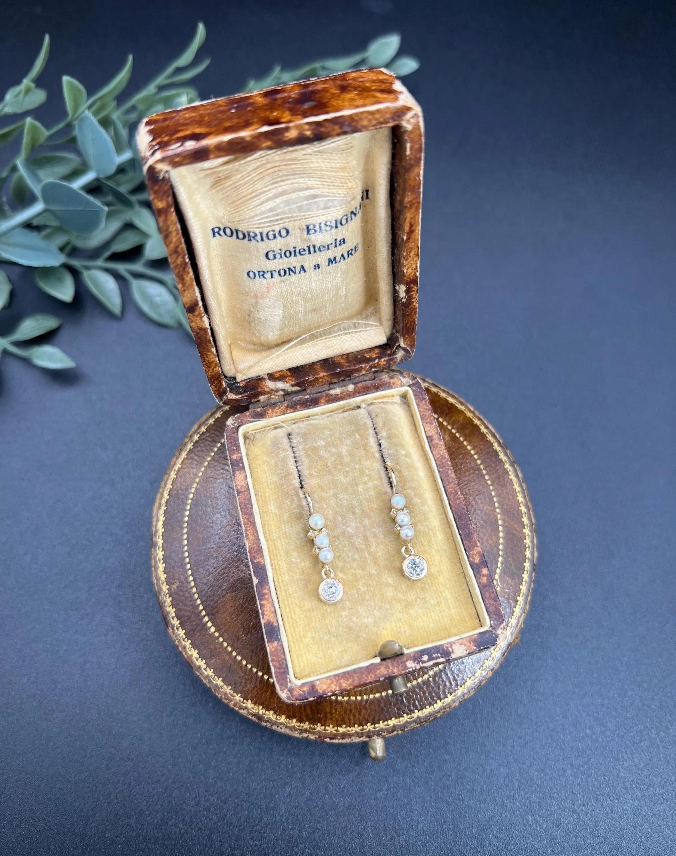 Taglio brillante Antichi orecchini a goccia in oro giallo 18ct, 1920, con diamanti e perle in vendita