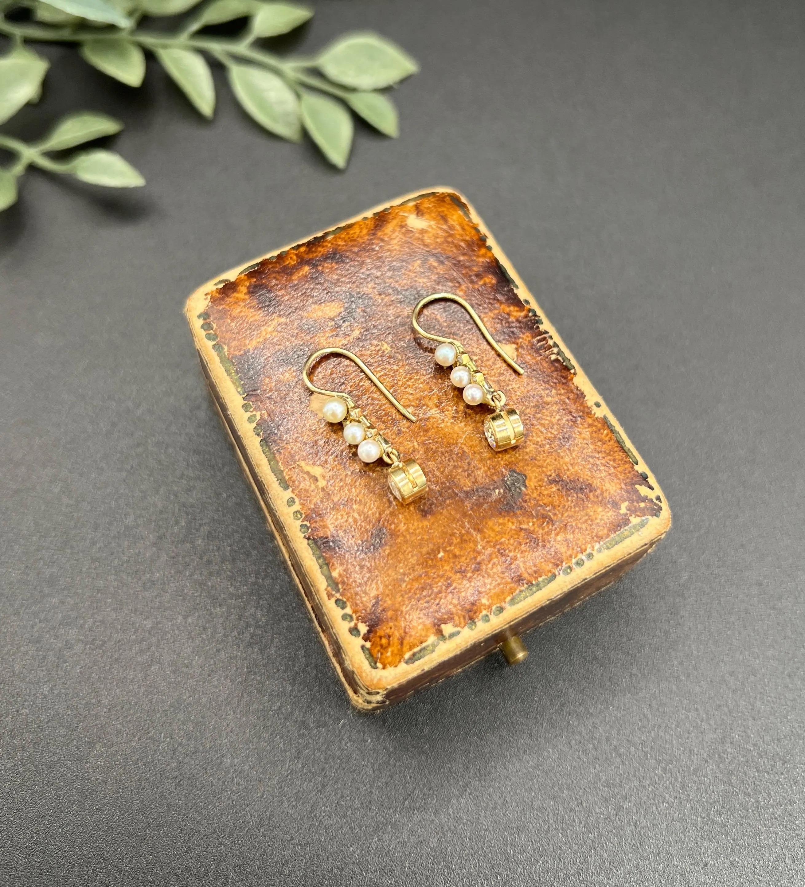 Antichi orecchini a goccia in oro giallo 18ct, 1920, con diamanti e perle in vendita 2