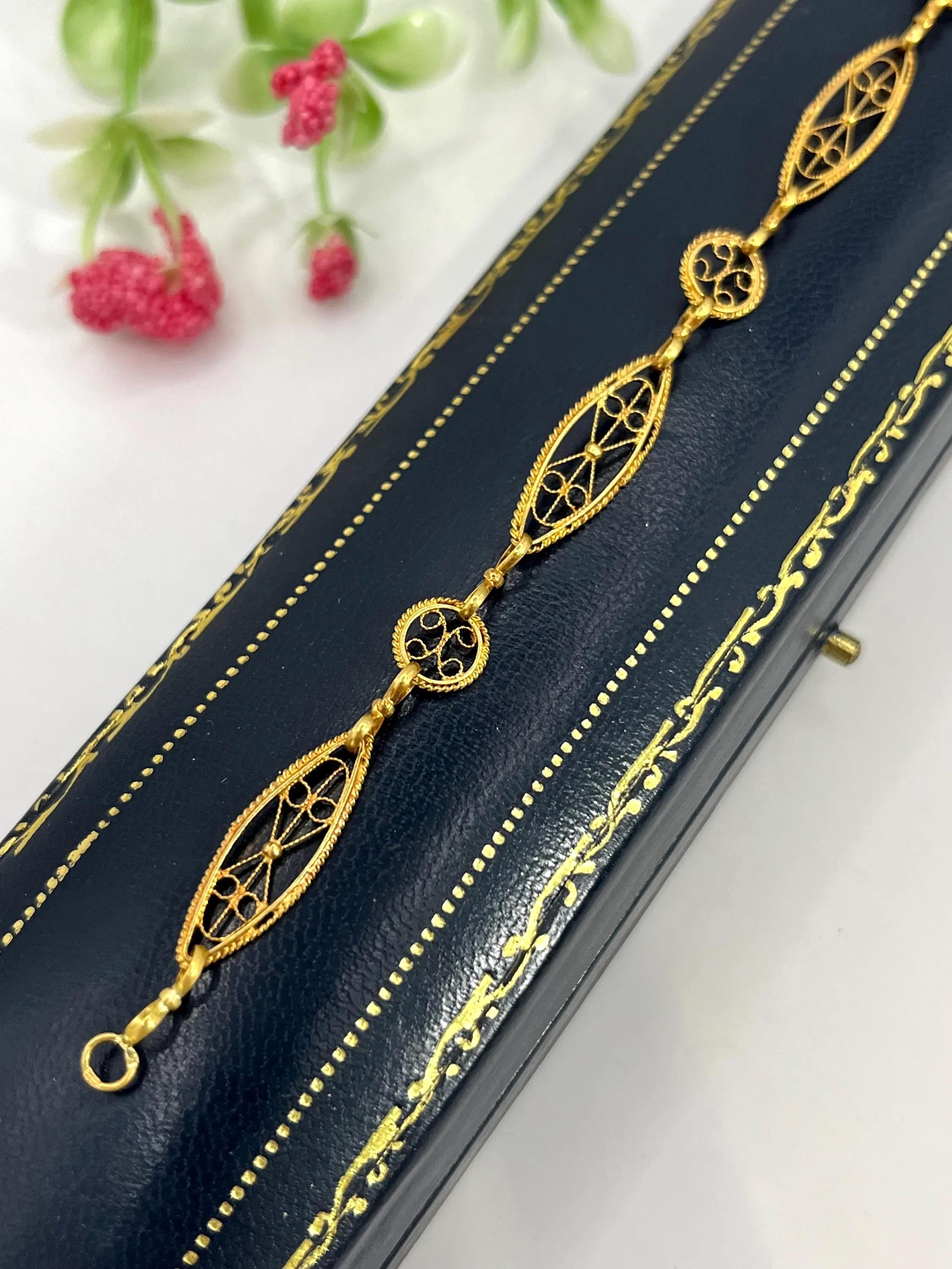 Bracelet décoratif en or jaune 18ct, années 1920, avec des liens fantaisie en vente 1