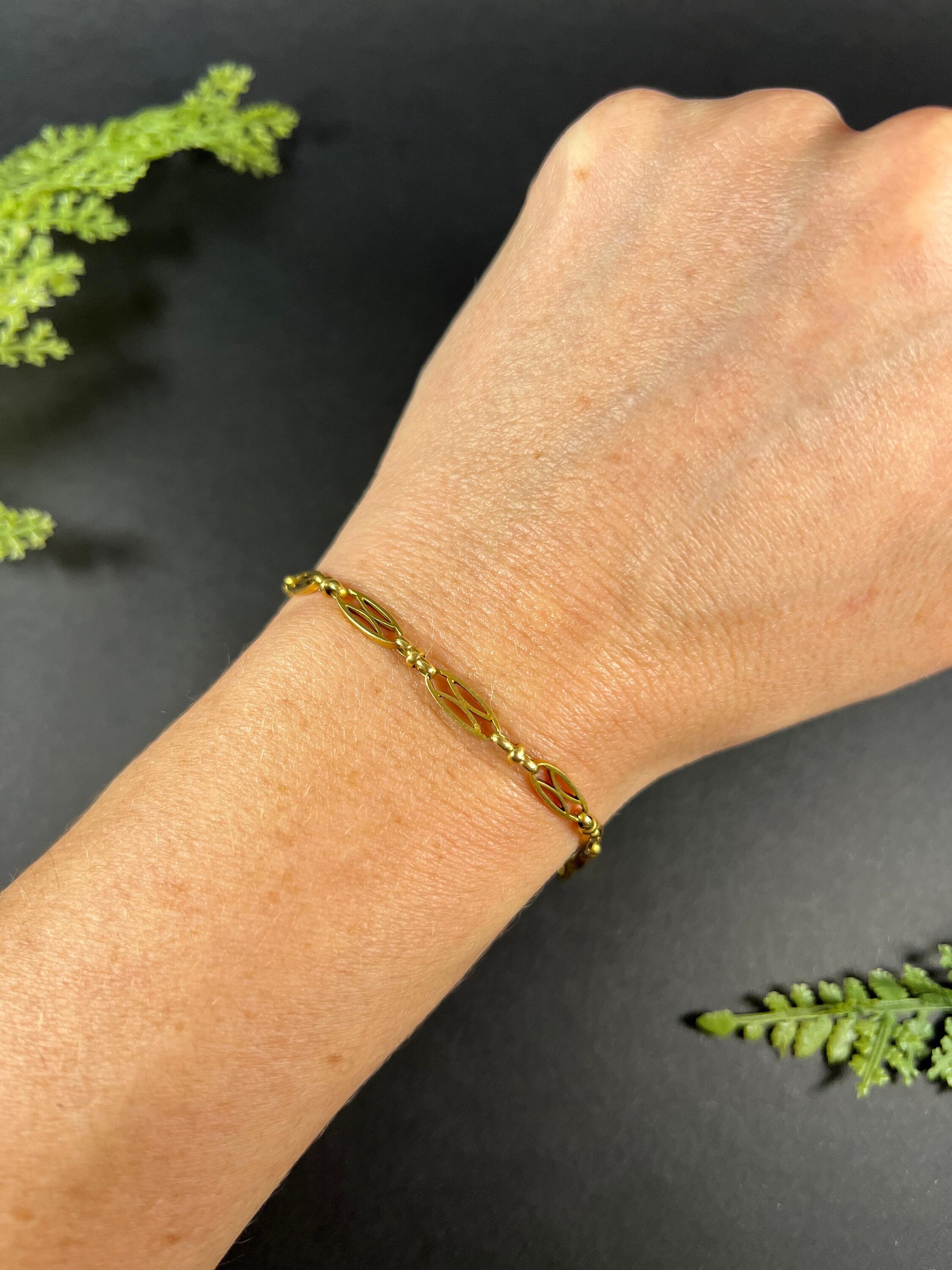 Antique Fancy Link Bracelet

18ct Yellow Gold Tested 

Circa 1920s

This stunning bracelet is a true vintage beauty, crafted from 18ct yellow gold and dating back to the 1920s. Featuring a series of fancy oval-shaped links joined by figure of eight