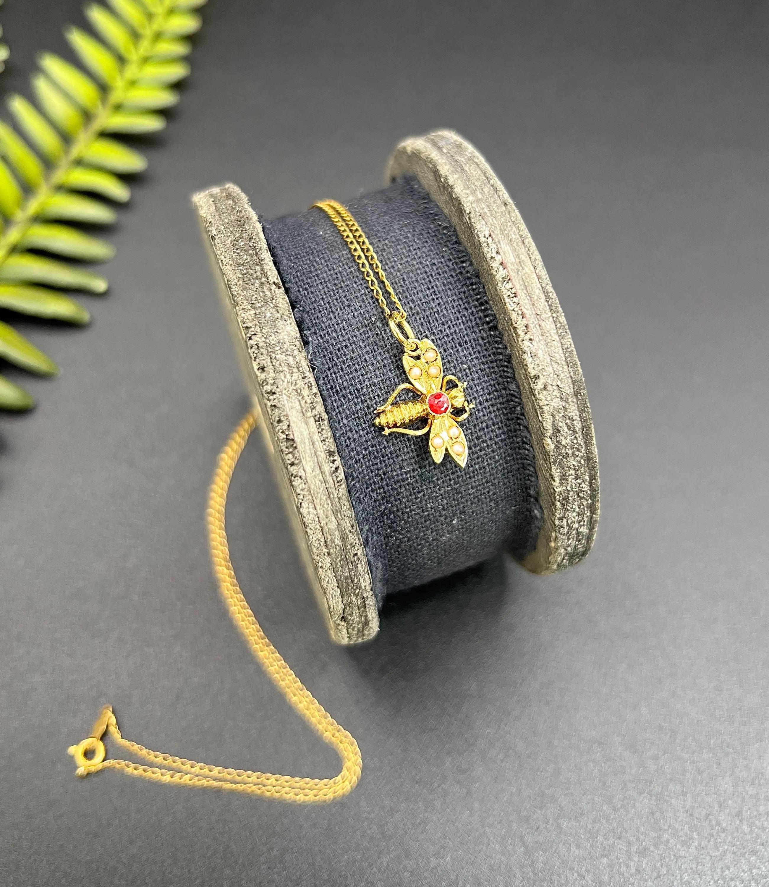 Collana antica in oro giallo 18ct 1920 con rubino e perle con ciondolo a forma di mosca/insetto in vendita 5