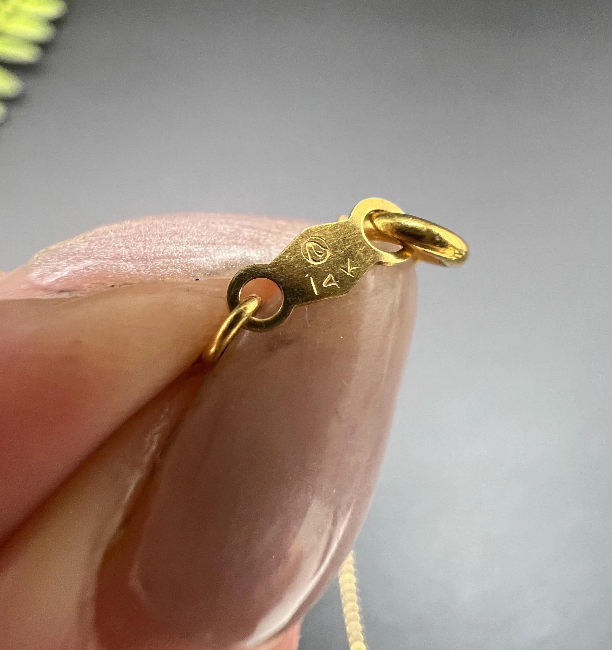 Taglio rotondo Collana antica in oro giallo 18ct 1920 con rubino e perle con ciondolo a forma di mosca/insetto in vendita