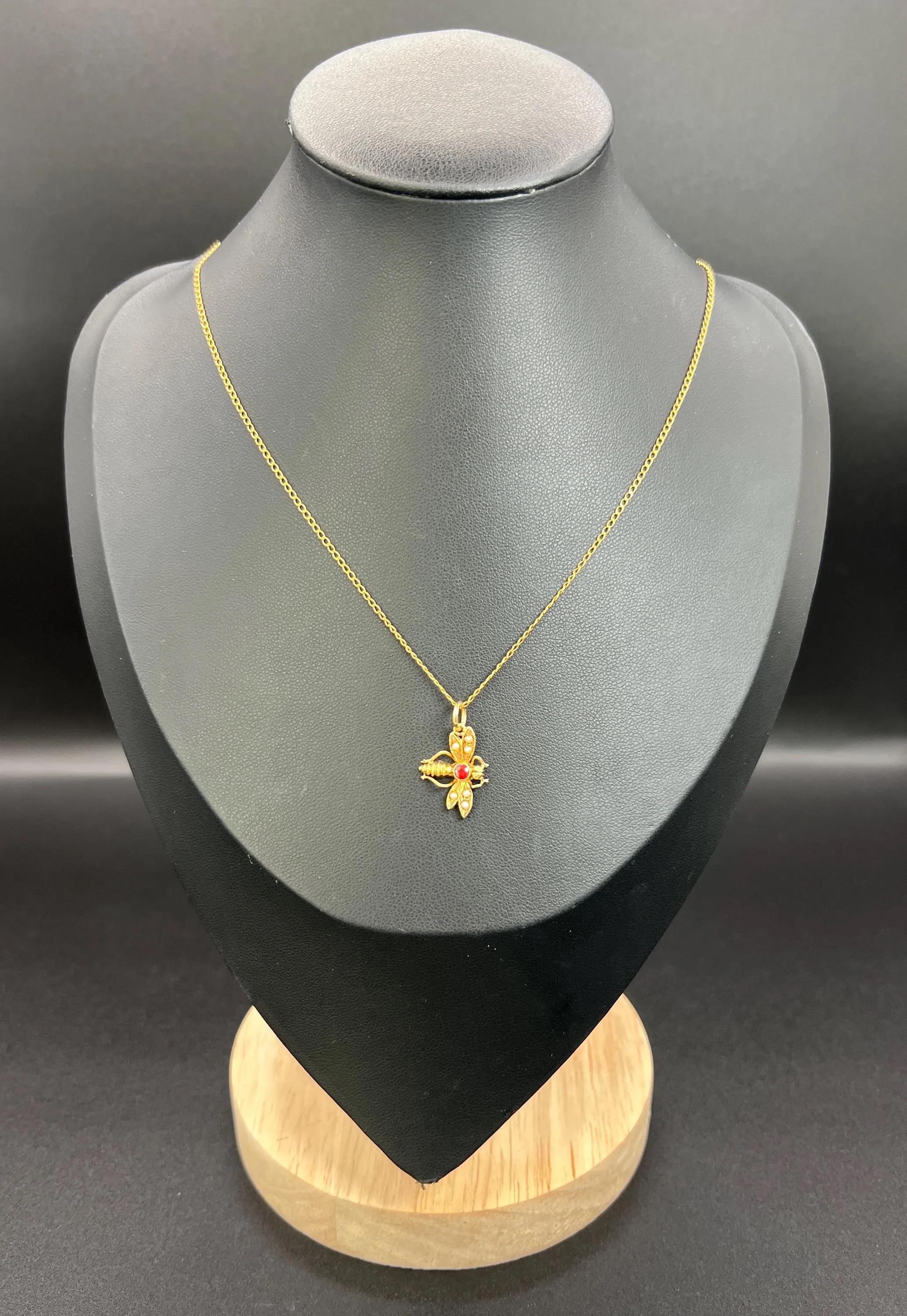 Collana antica in oro giallo 18ct 1920 con rubino e perle con ciondolo a forma di mosca/insetto In condizioni buone in vendita a Brighton, GB