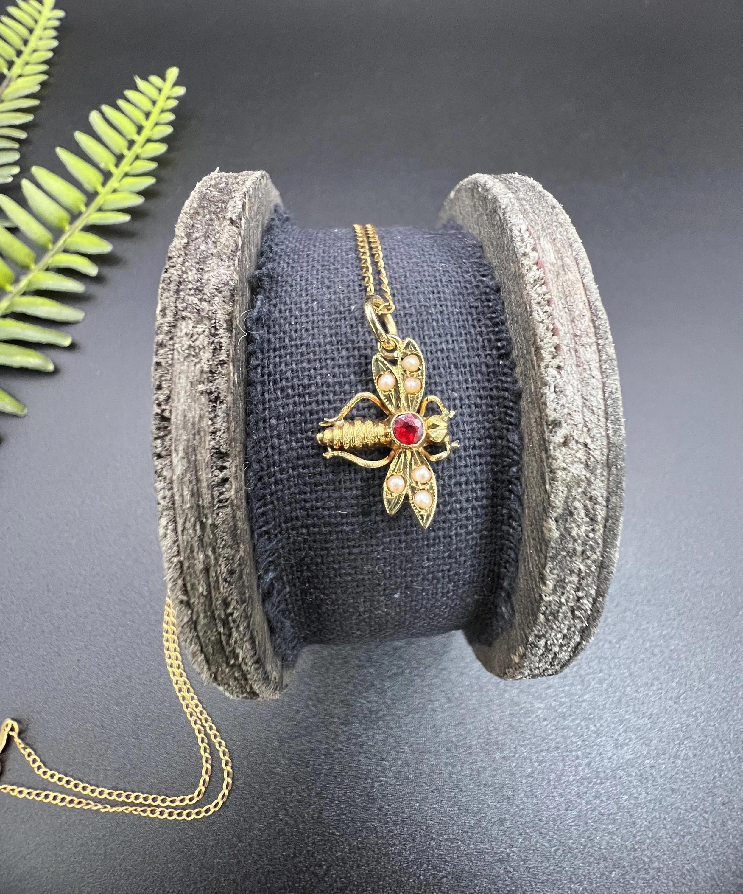 da uomo o donna Collana antica in oro giallo 18ct 1920 con rubino e perle con ciondolo a forma di mosca/insetto in vendita