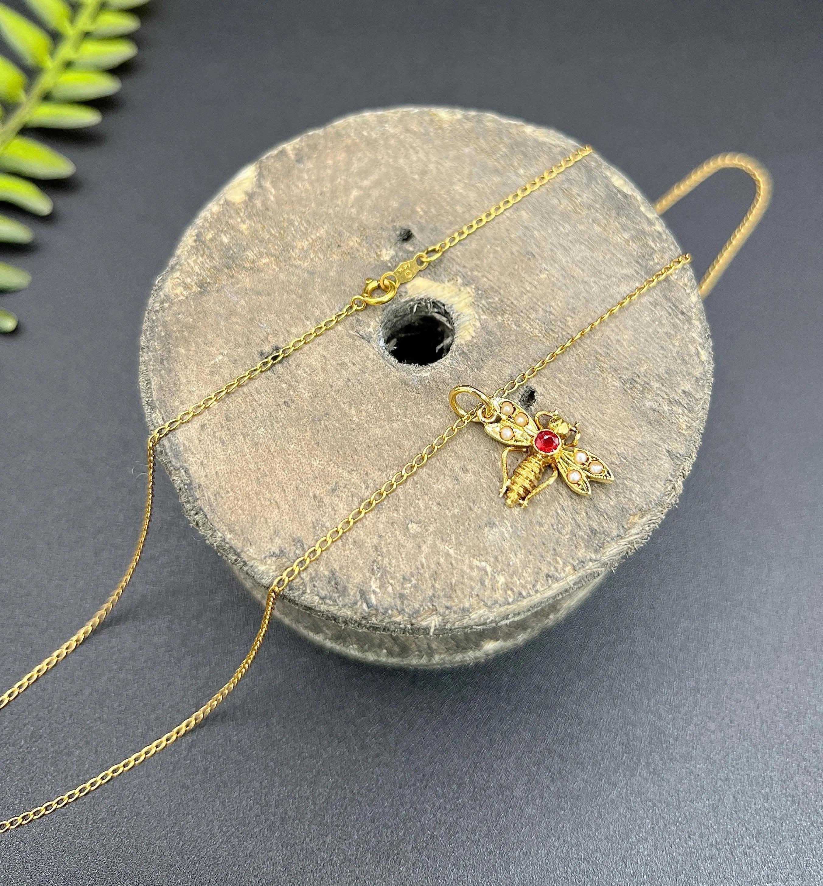 Collana antica in oro giallo 18ct 1920 con rubino e perle con ciondolo a forma di mosca/insetto in vendita 1