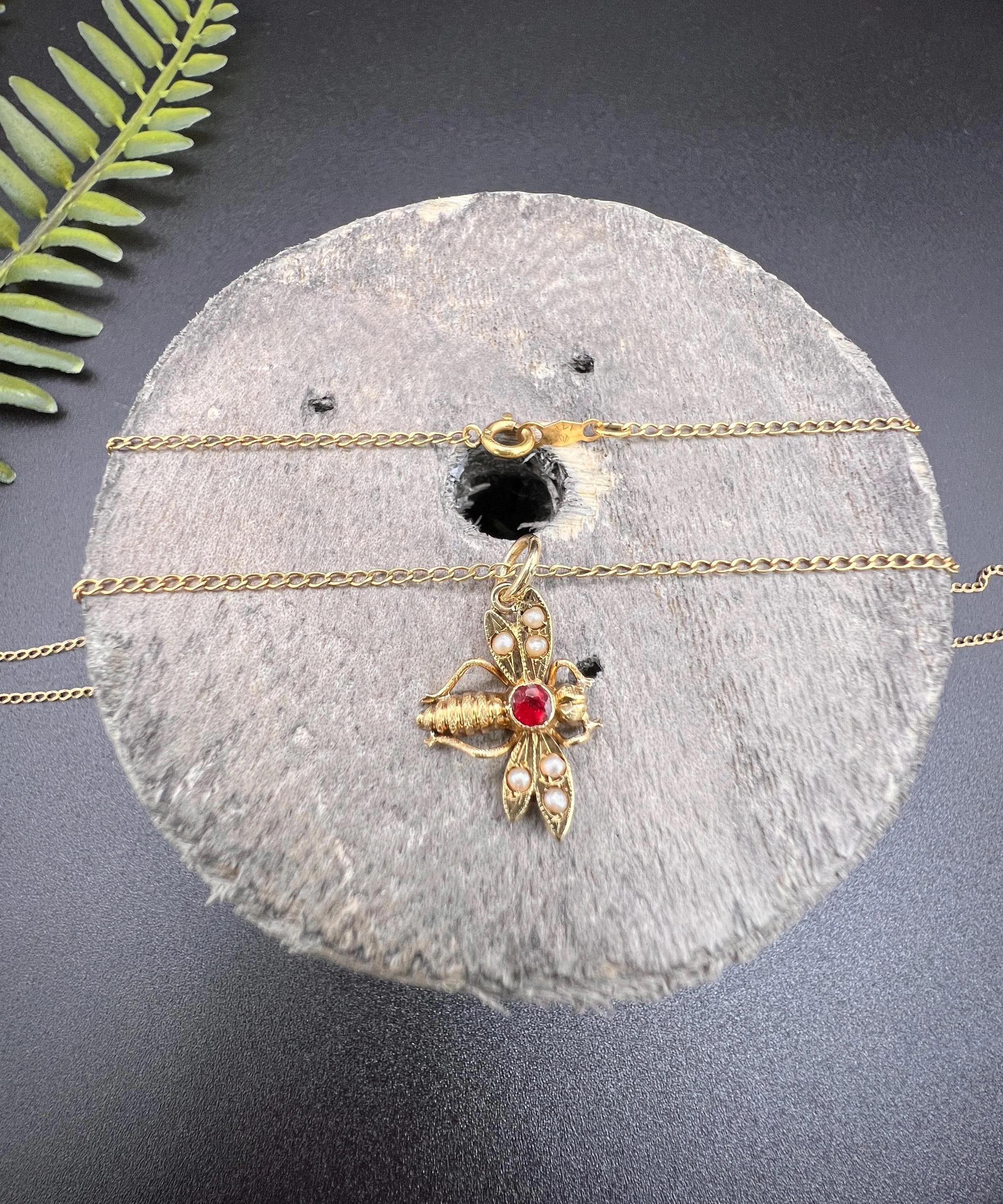 Collana antica in oro giallo 18ct 1920 con rubino e perle con ciondolo a forma di mosca/insetto in vendita 2