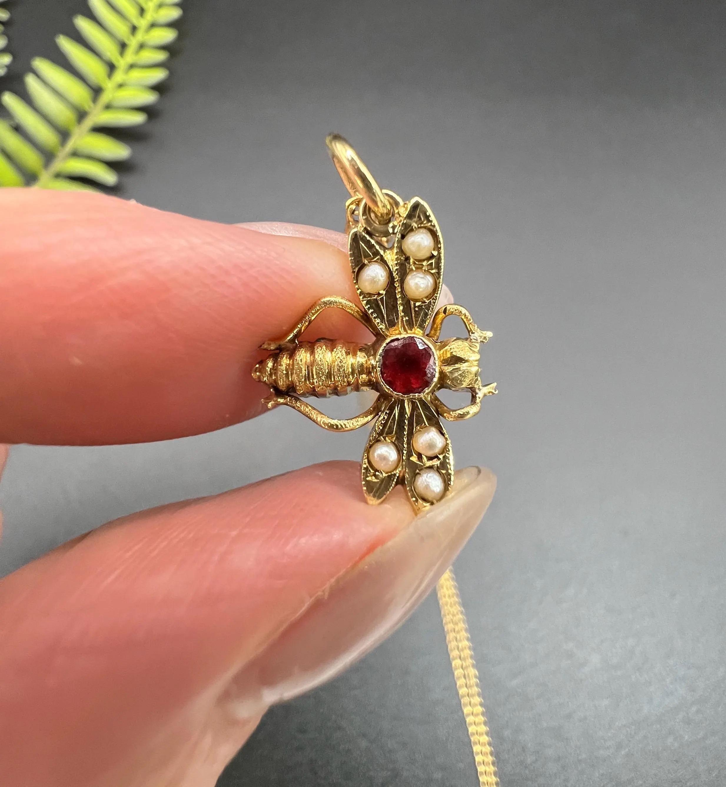 Collana antica in oro giallo 18ct 1920 con rubino e perle con ciondolo a forma di mosca/insetto in vendita 3
