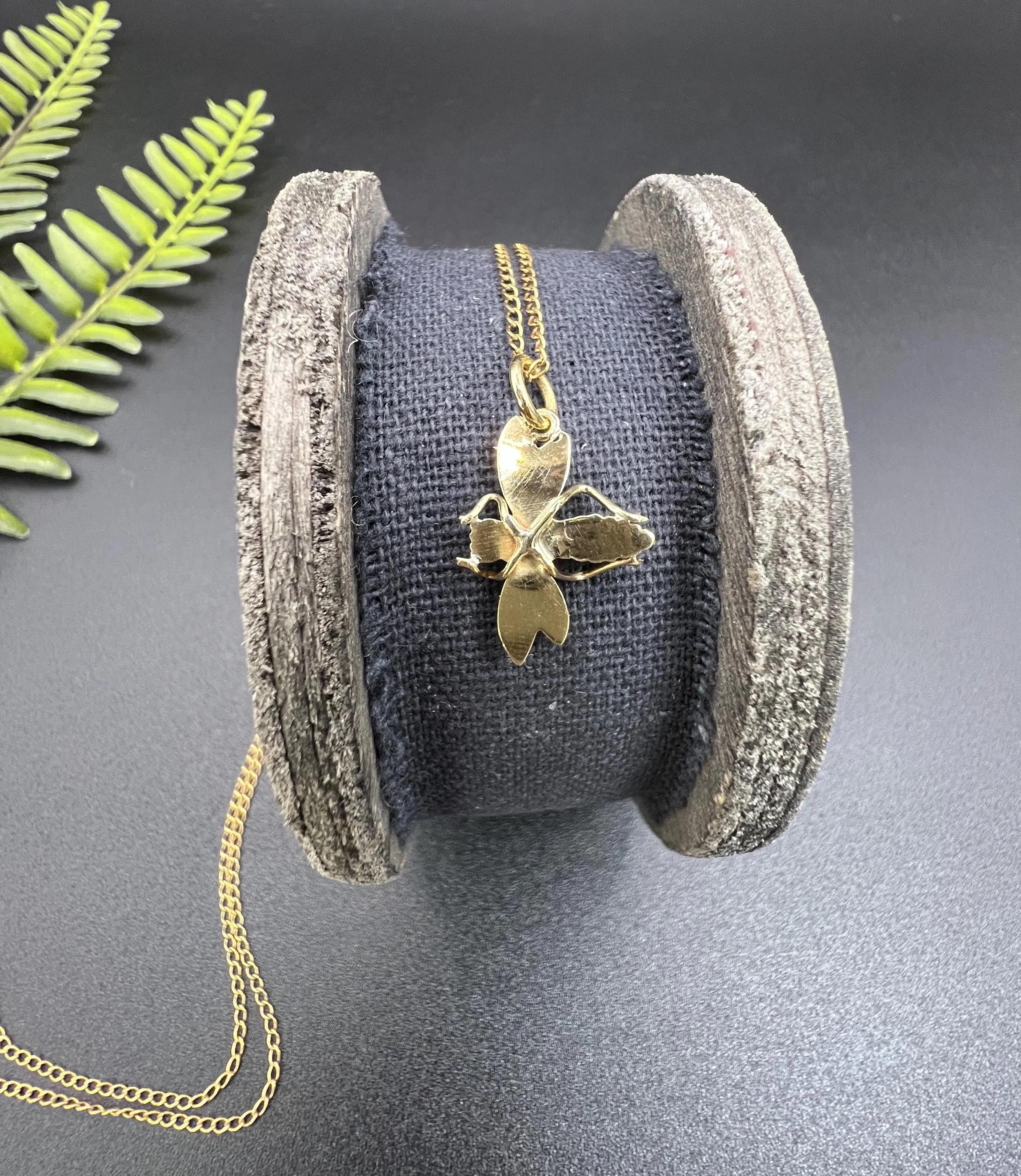 Collana antica in oro giallo 18ct 1920 con rubino e perle con ciondolo a forma di mosca/insetto in vendita 4
