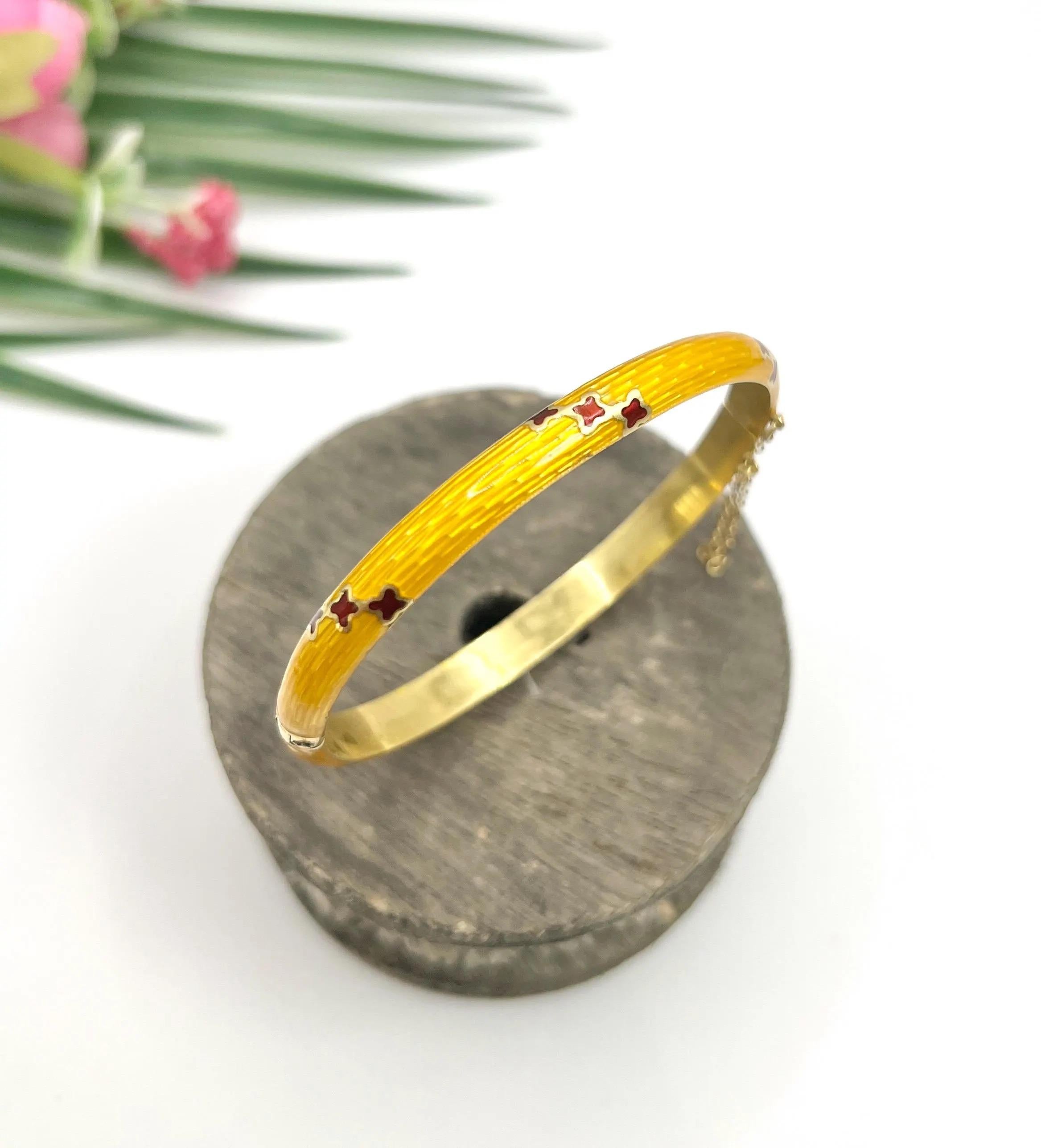 Antique 18ct Yellow Gold, 1920s Yellow Guilloche Enamel Bangle In Good Condition For Sale In Brighton, GB