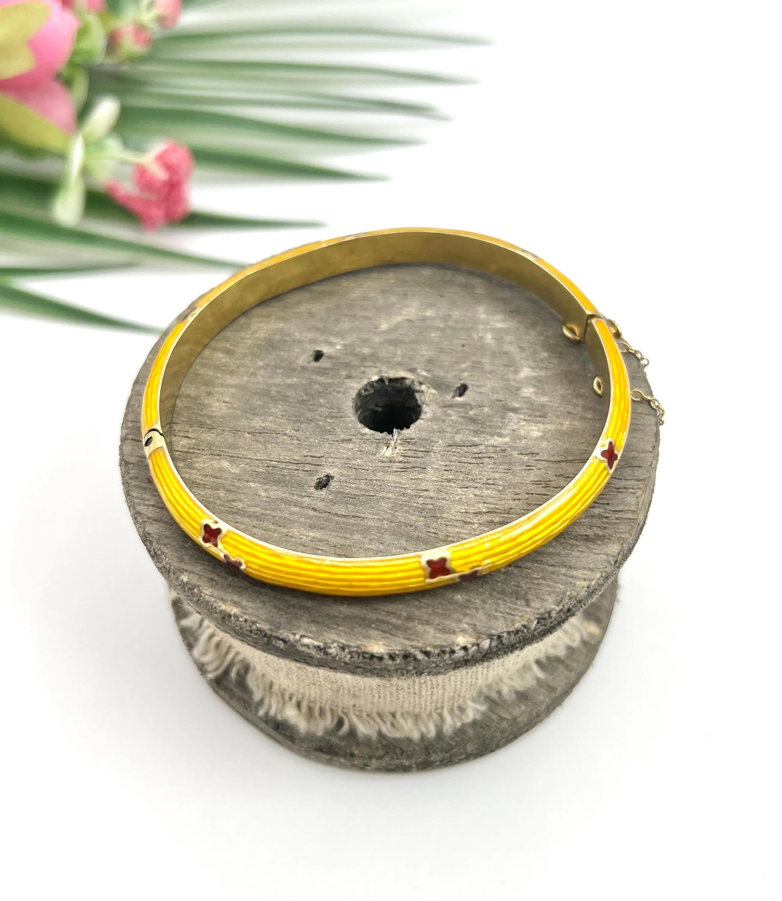 Antique 18ct Yellow Gold, 1920s Yellow Guilloche Enamel Bangle For Sale 4