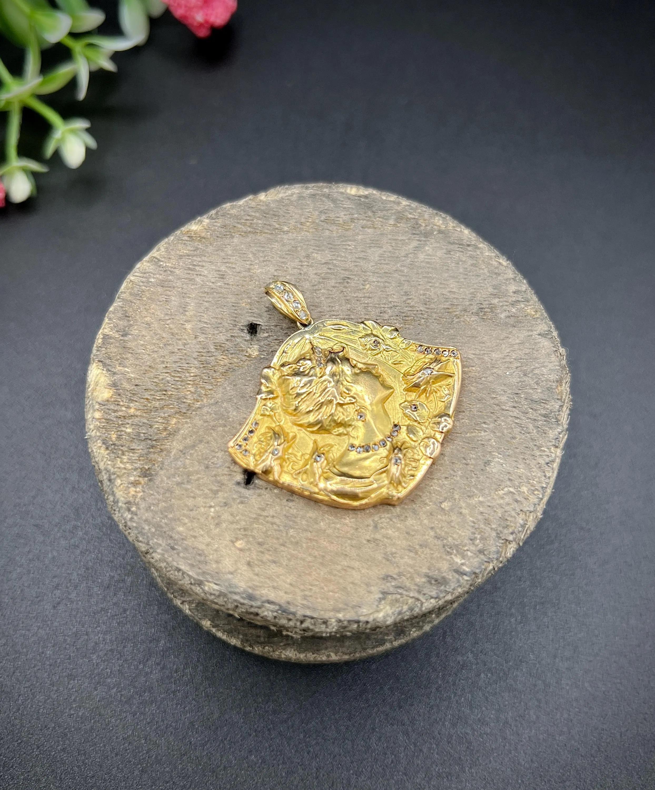 Antique 18ct Yellow Gold, Art Nouveau Repousse Diamond Set Lady Portrait Pendant For Sale 1