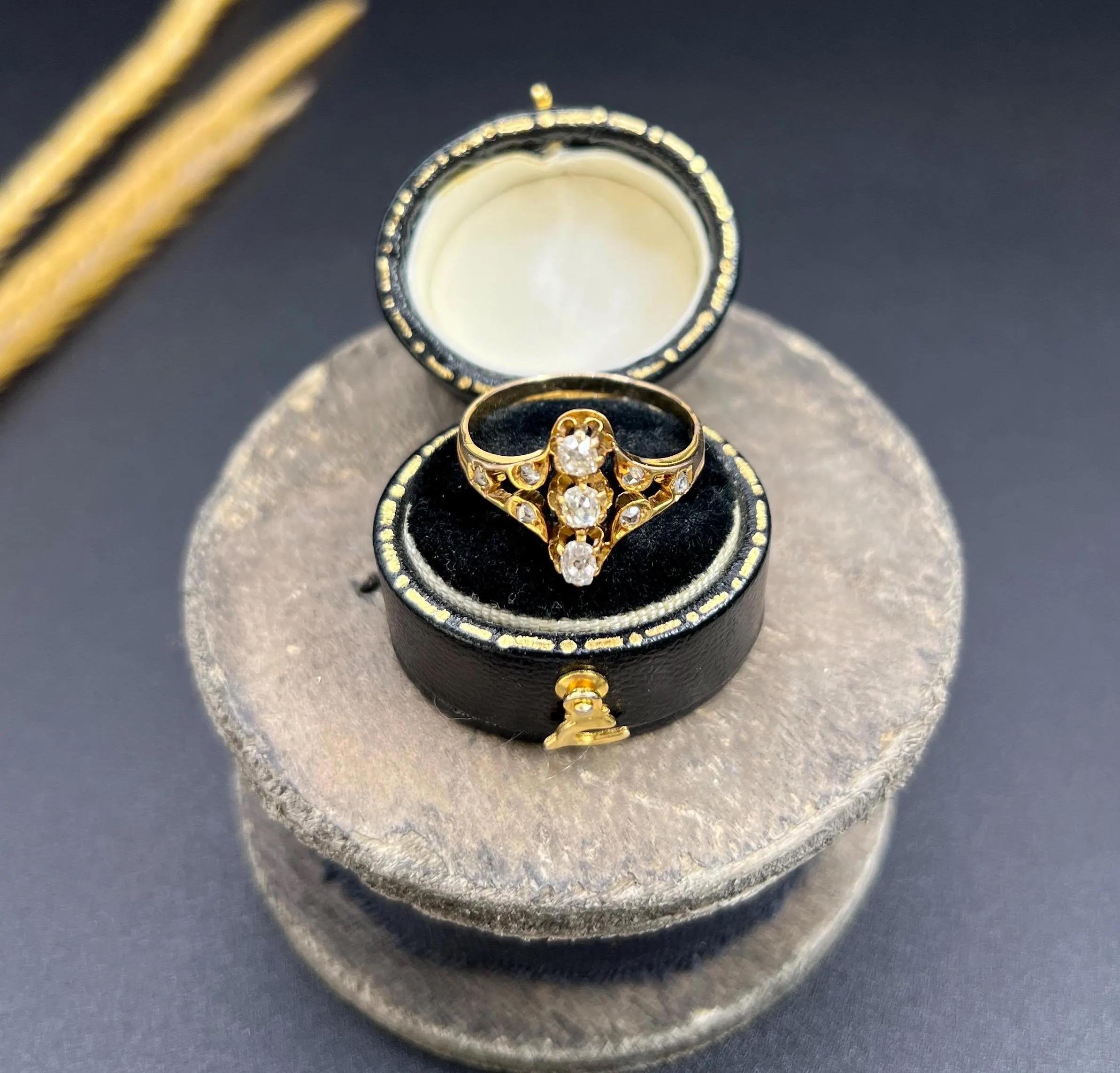 Antique 18ct Yellow Gold, Art Nouveau Three Stone, Cushion Cut Diamond Ring In Good Condition For Sale In Brighton, GB