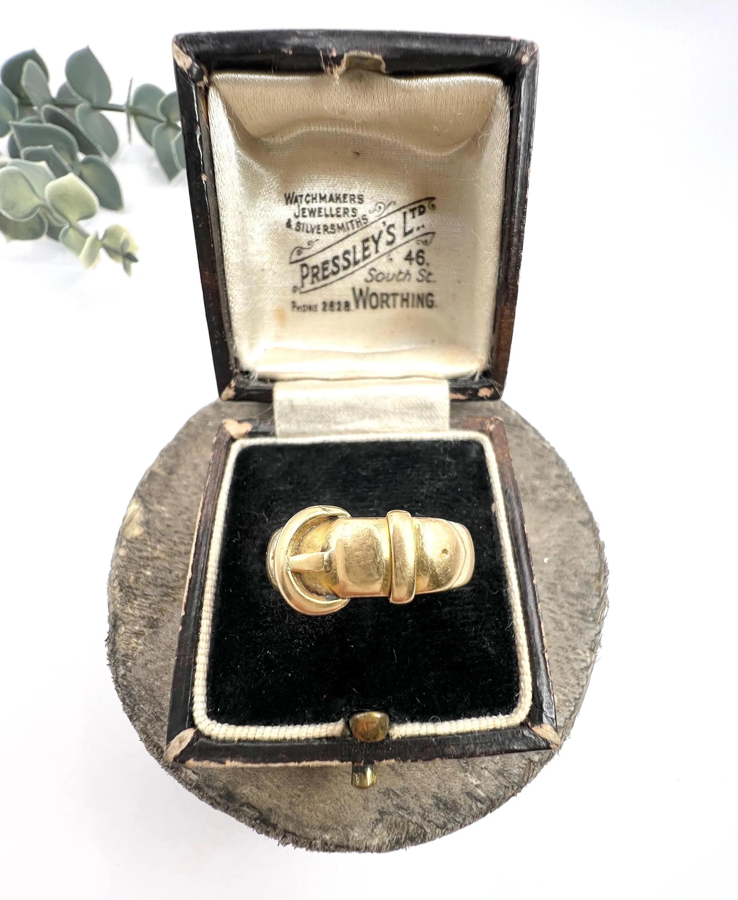 Antique 18ct Yellow Gold, Buckle Ring Hallmarked Chester 1920 In Good Condition For Sale In Brighton, GB