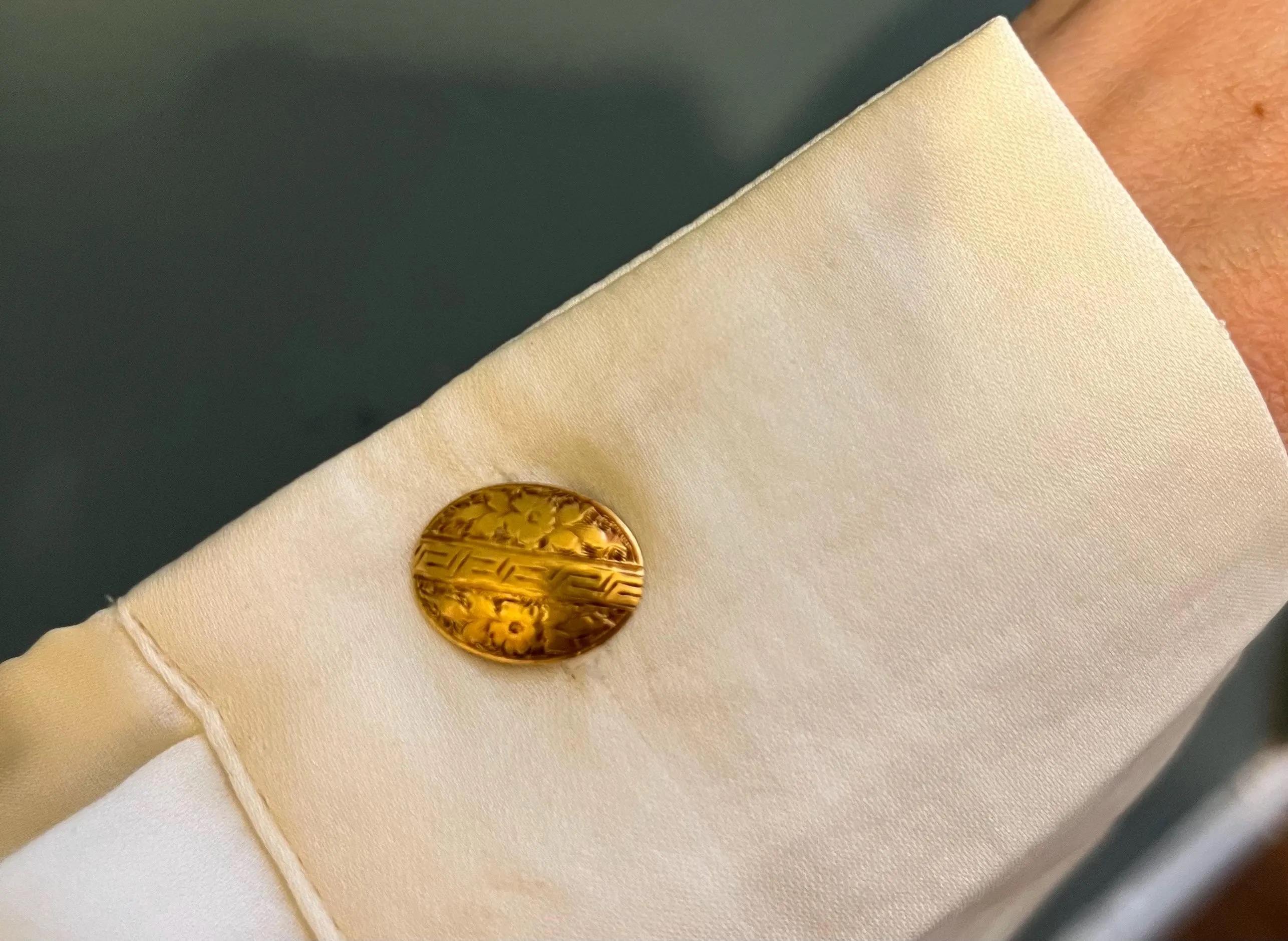 Boutons de manchette anciens en or jaune 18ct, gravés à la main, poinçonnés Birmingham 1899 en vente 1