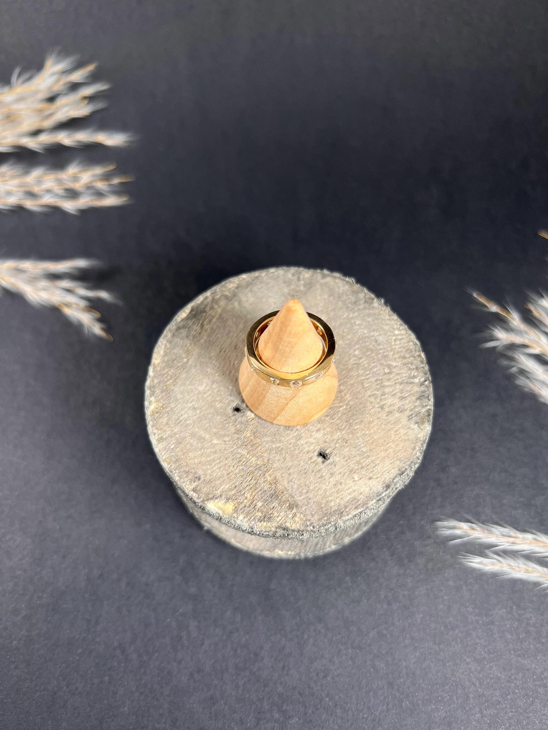 Antique 18ct Yellow Gold, Cushion Cut & Round Cut Natural Diamond Set Band Ring For Sale 6