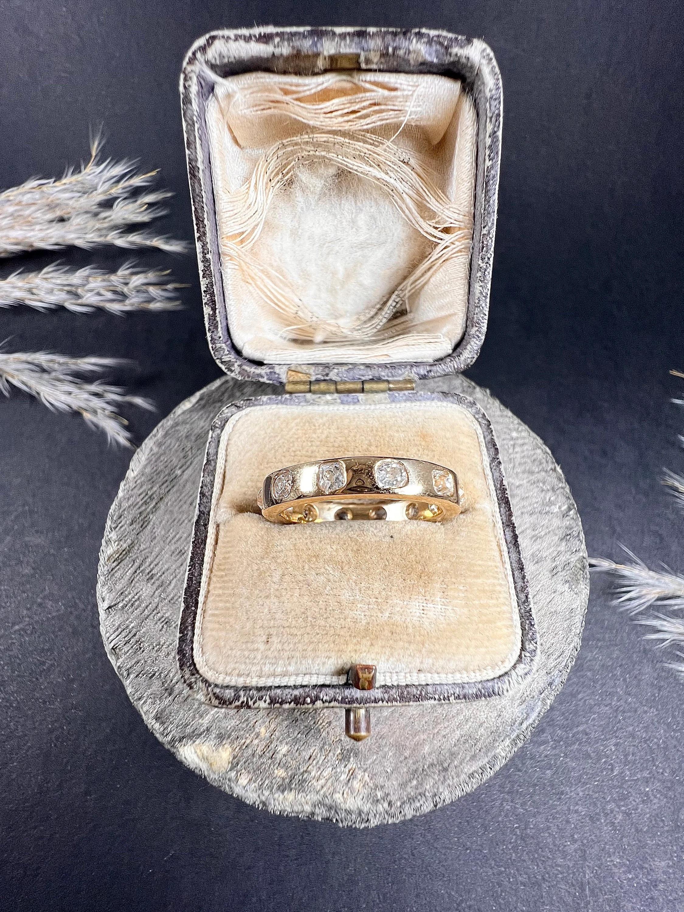 Antique 18ct Yellow Gold, Cushion Cut & Round Cut Natural Diamond Set Band Ring In Good Condition For Sale In Brighton, GB
