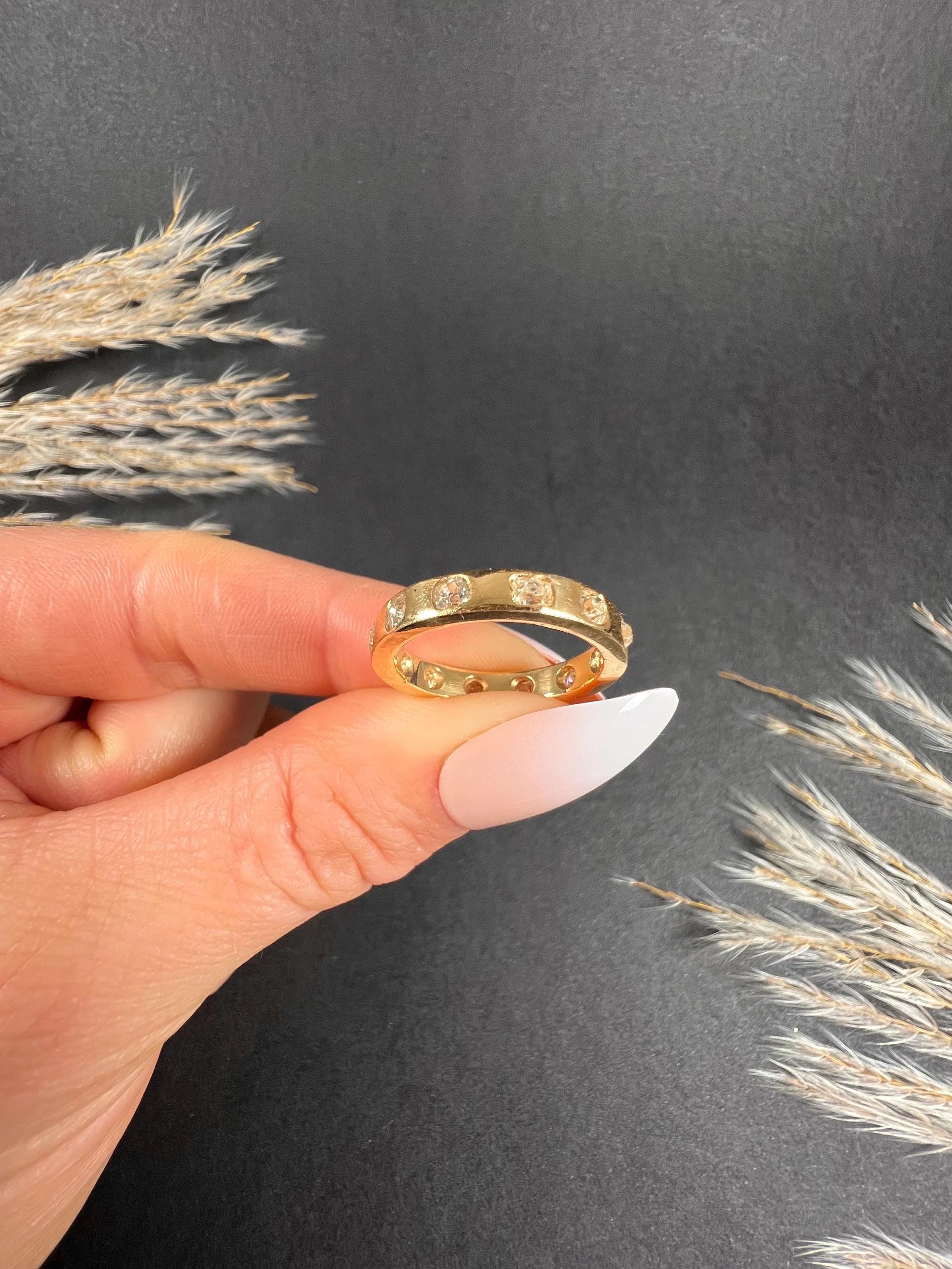 Antique 18ct Yellow Gold, Cushion Cut & Round Cut Natural Diamond Set Band Ring For Sale 2