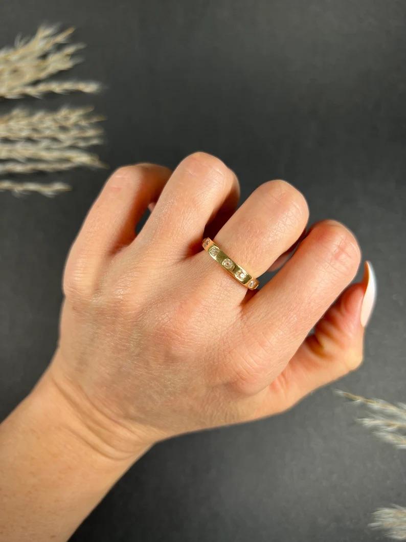 Antique 18ct Yellow Gold, Cushion Cut & Round Cut Natural Diamond Set Band Ring For Sale 3
