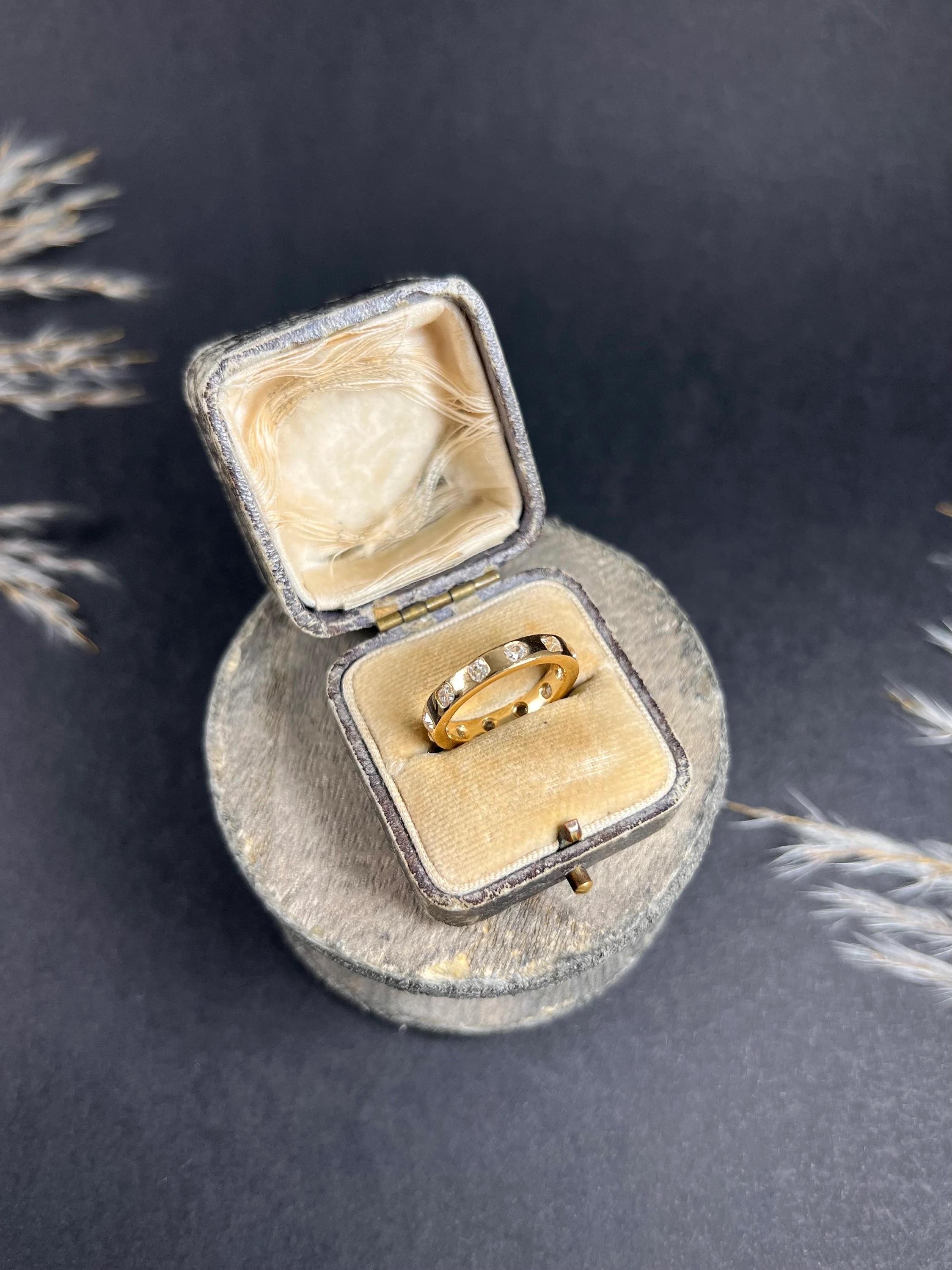 Antique 18ct Yellow Gold, Cushion Cut & Round Cut Natural Diamond Set Band Ring For Sale 4