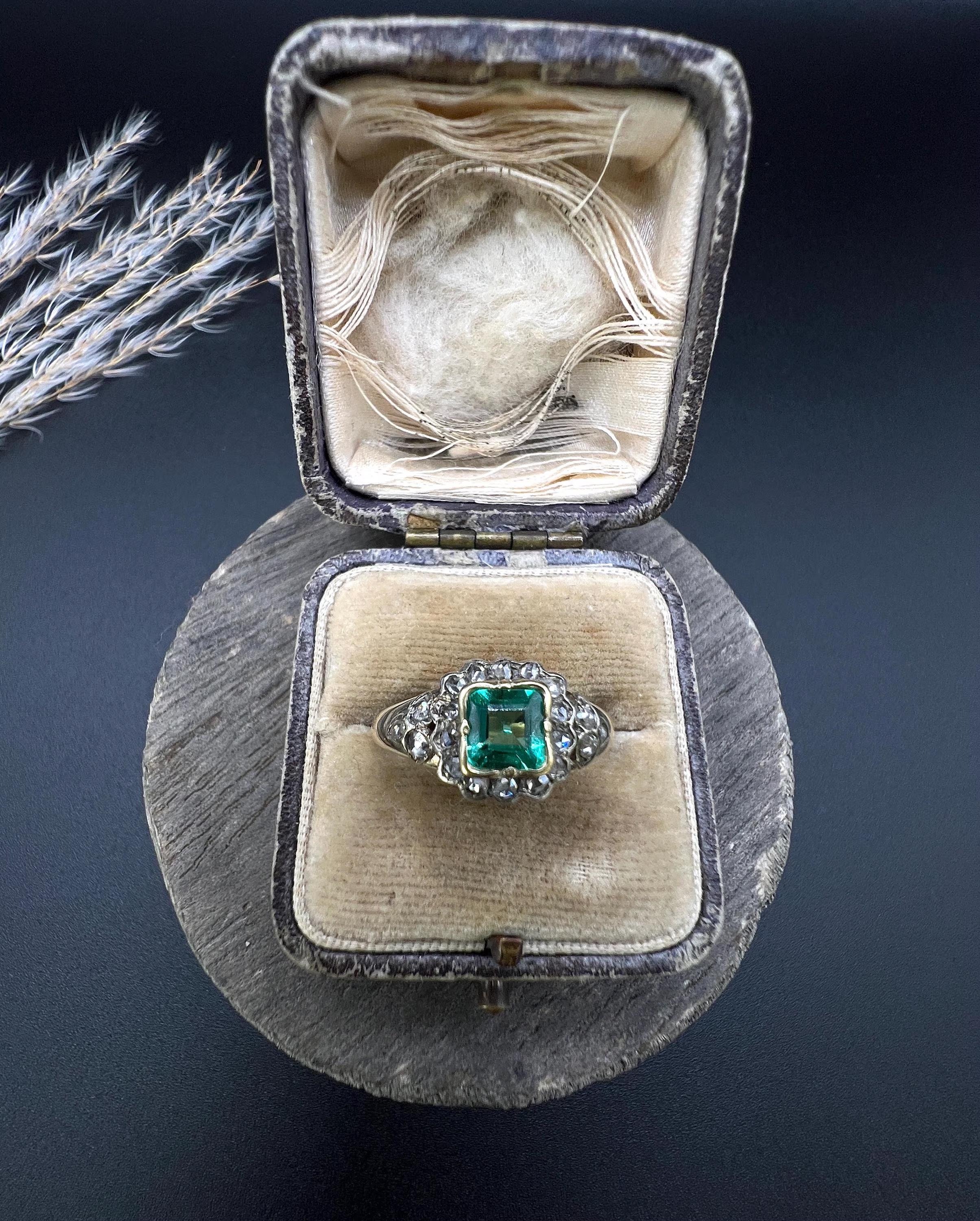 Bague ancienne en or jaune 18 ct de style victorien à grappes carrées d'émeraudes et de diamants en vente 4