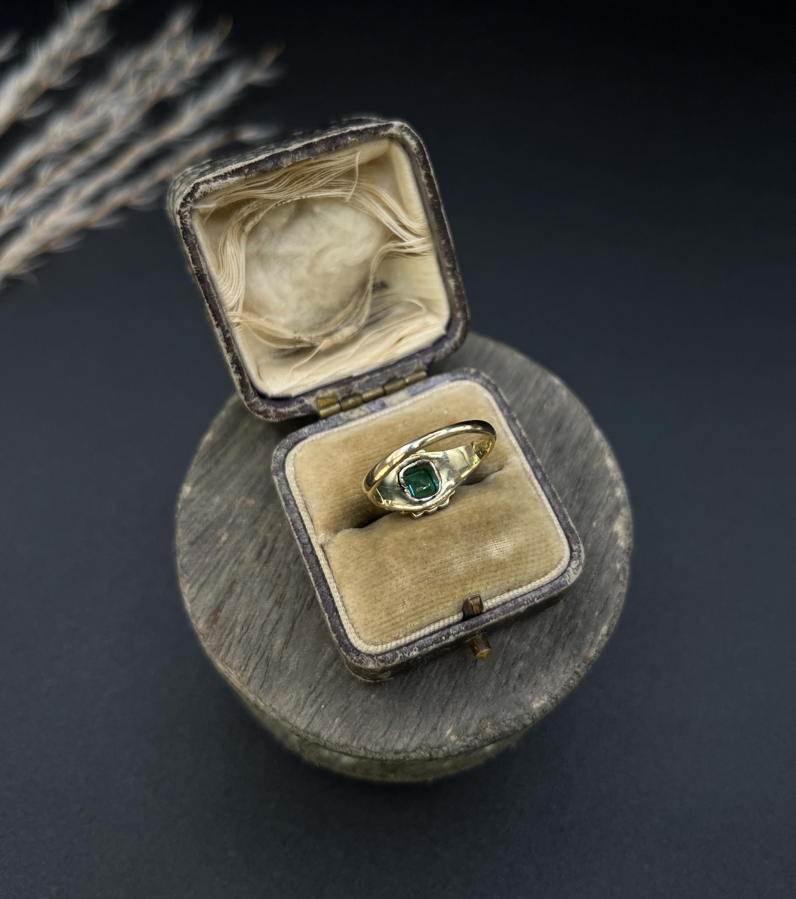 Bague ancienne en or jaune 18 ct de style victorien à grappes carrées d'émeraudes et de diamants en vente 5