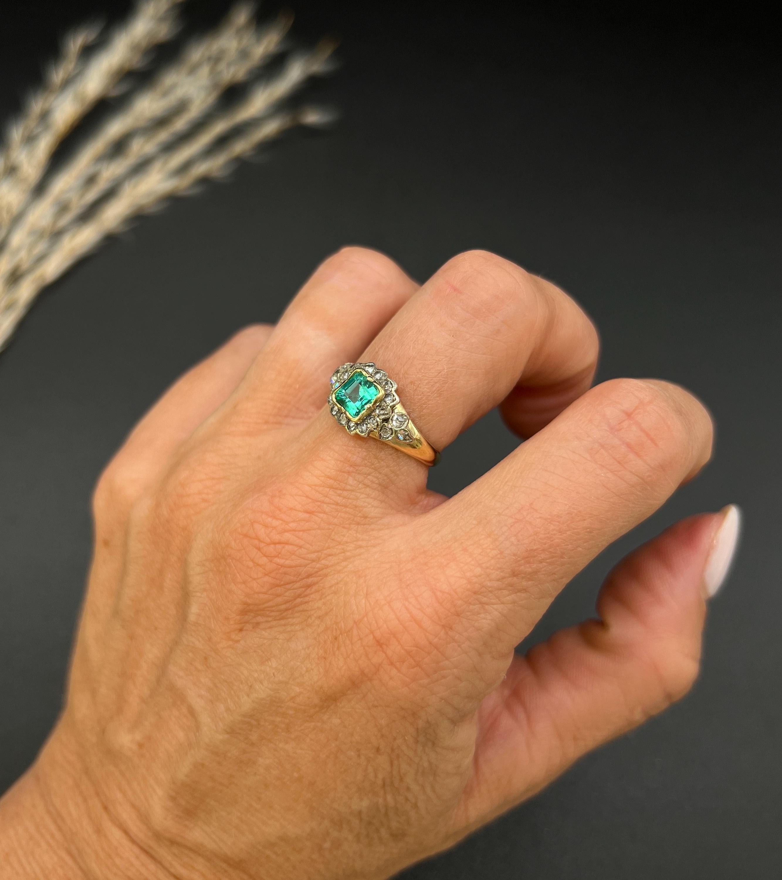 Taille émeraude Bague ancienne en or jaune 18 ct de style victorien à grappes carrées d'émeraudes et de diamants en vente